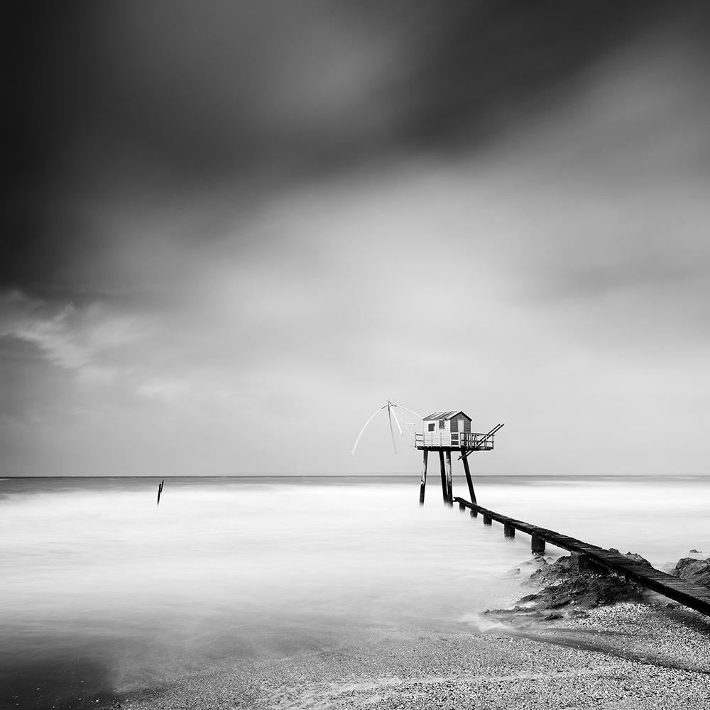 Black and White Photograph di Gerald Berghammer - Whiting Hut on Stilts, fotografia di paesaggio in bianco e nero, edizione limitata