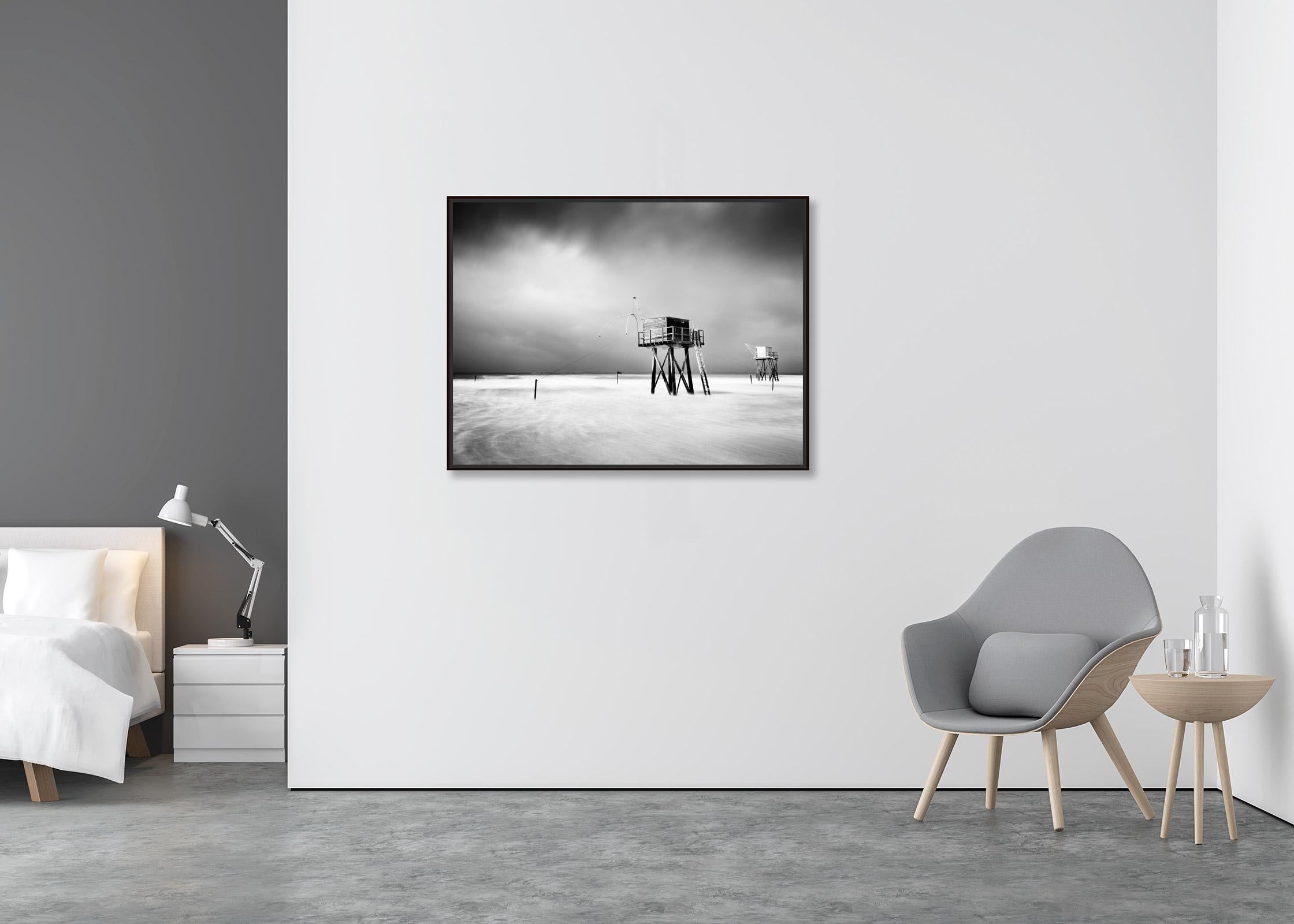 Fishing Hut On Stilts, Surf, Küste, Sturm, Schwarz-Weiß-Landschaftsfotografie (Zeitgenössisch), Photograph, von Gerald Berghammer