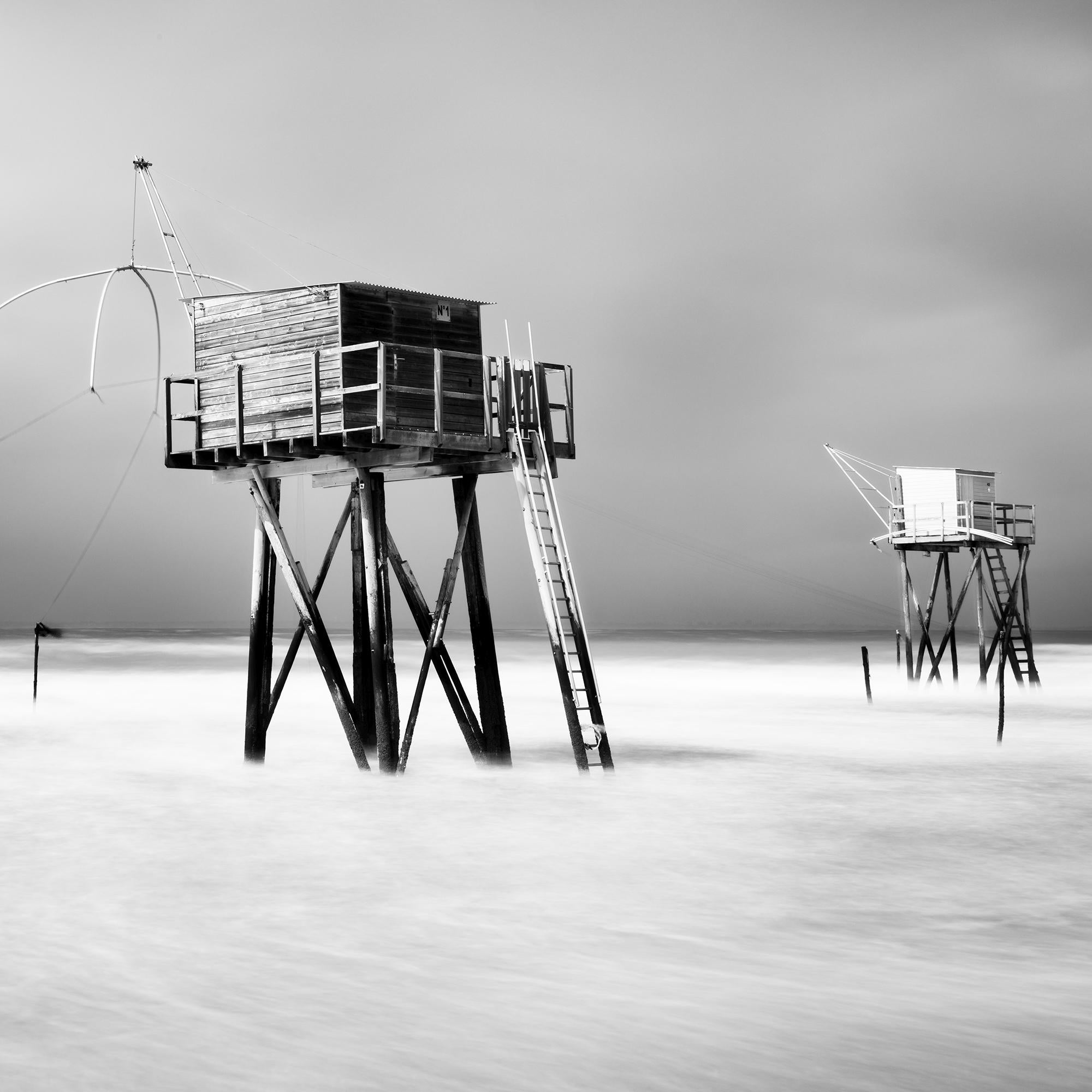 Fishing Hut On Stilts, Surf, Küste, Sturm, Schwarz-Weiß-Landschaftsfotografie im Angebot 3