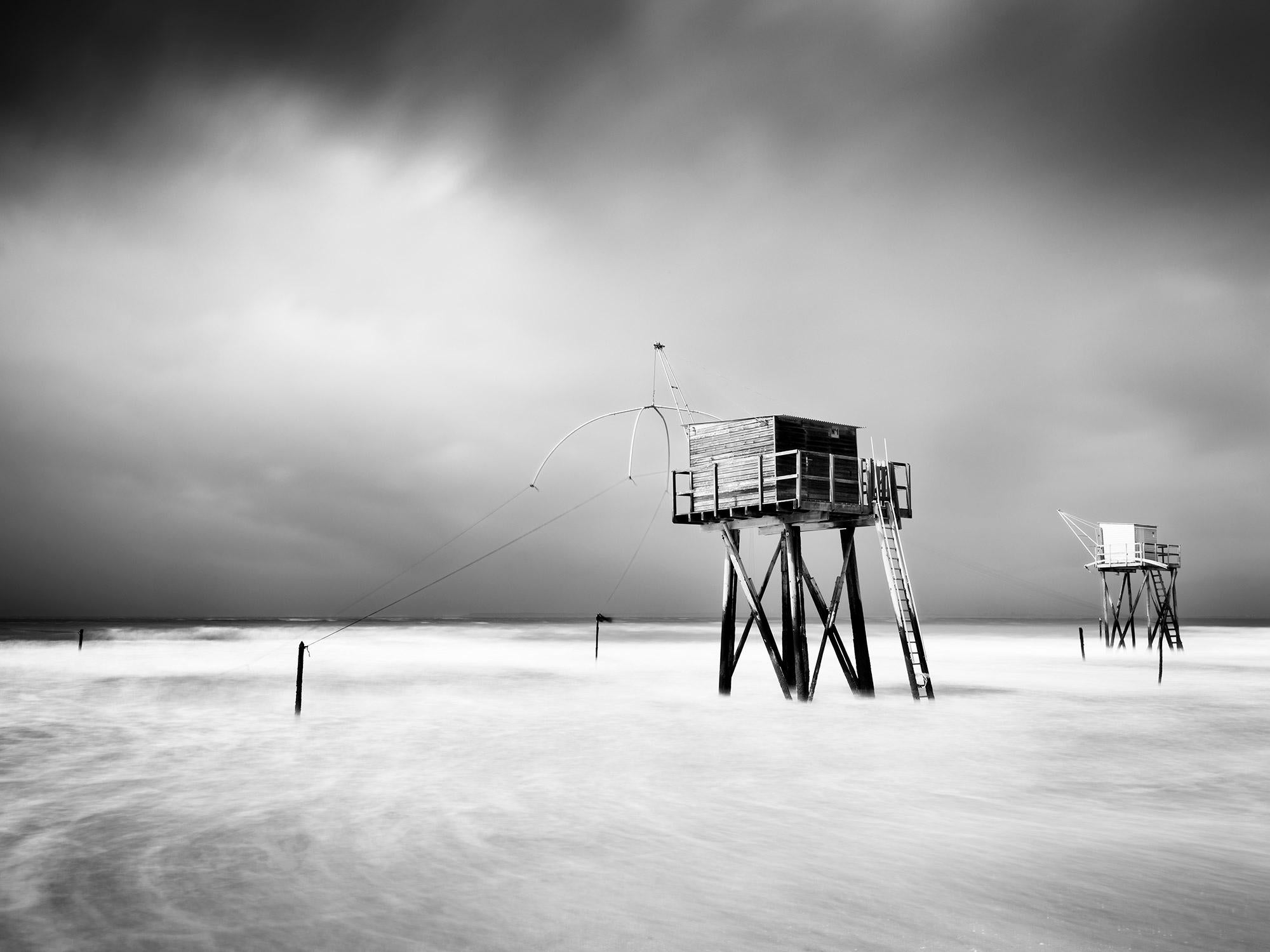 Gerald Berghammer Black and White Photograph – Fishing Hut On Stilts, Surf, Küste, Sturm, Schwarz-Weiß-Landschaftsfotografie
