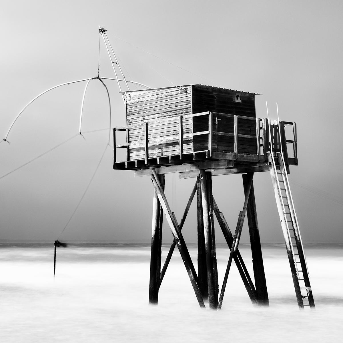 Cabaña de pesca, Saint Michel Chef Chef, fotografía monocroma, edición limitada en venta 5