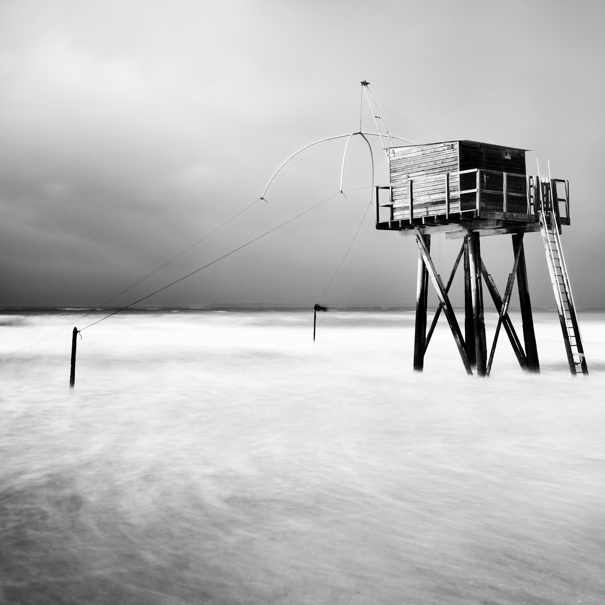 Cabaña de pesca, Saint Michel Chef Chef, fotografía monocroma, edición limitada en venta 3