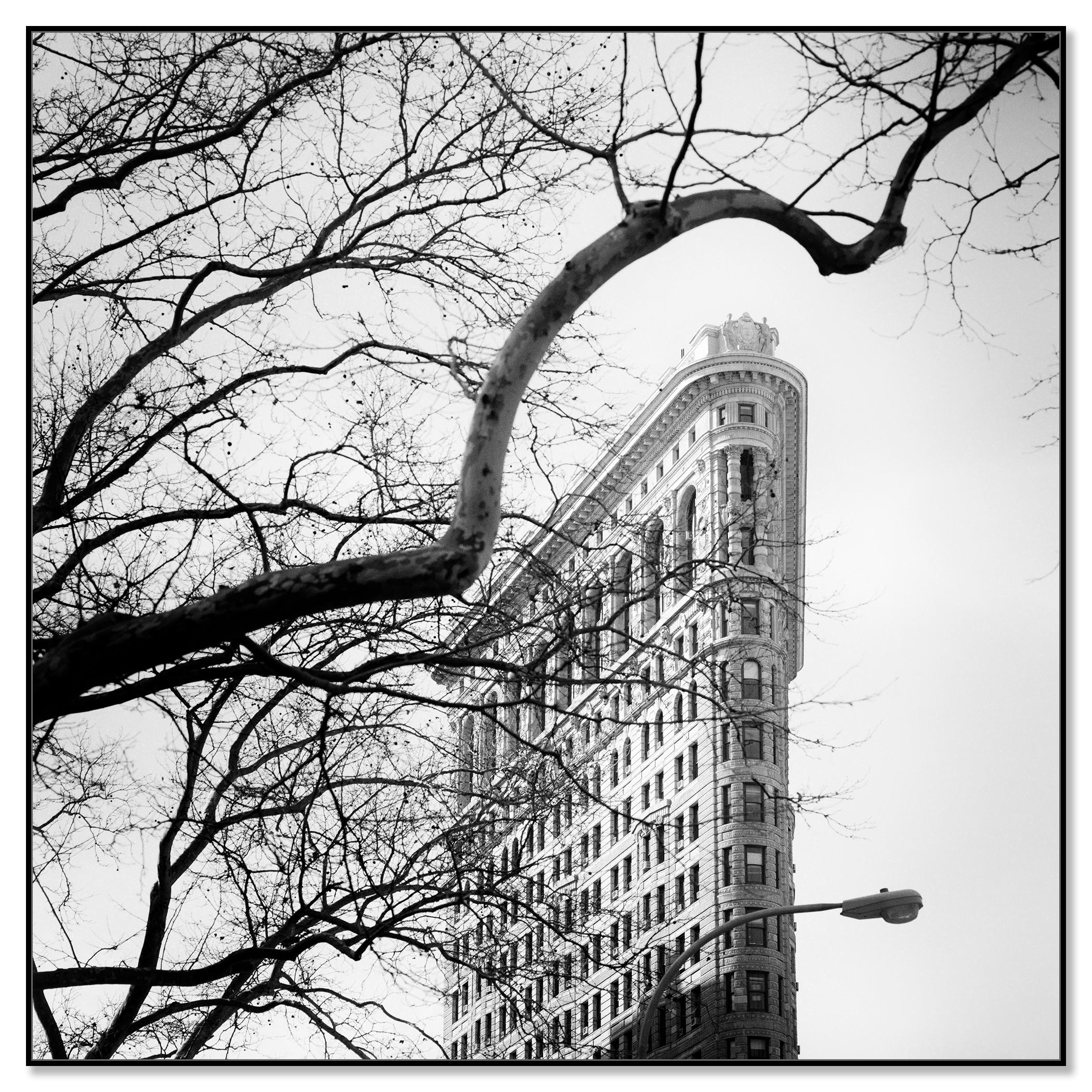 Flatiron Building, New York City, USA, Schwarz-Weiß-Fotografie, Stadtlandschaft – Photograph von Gerald Berghammer