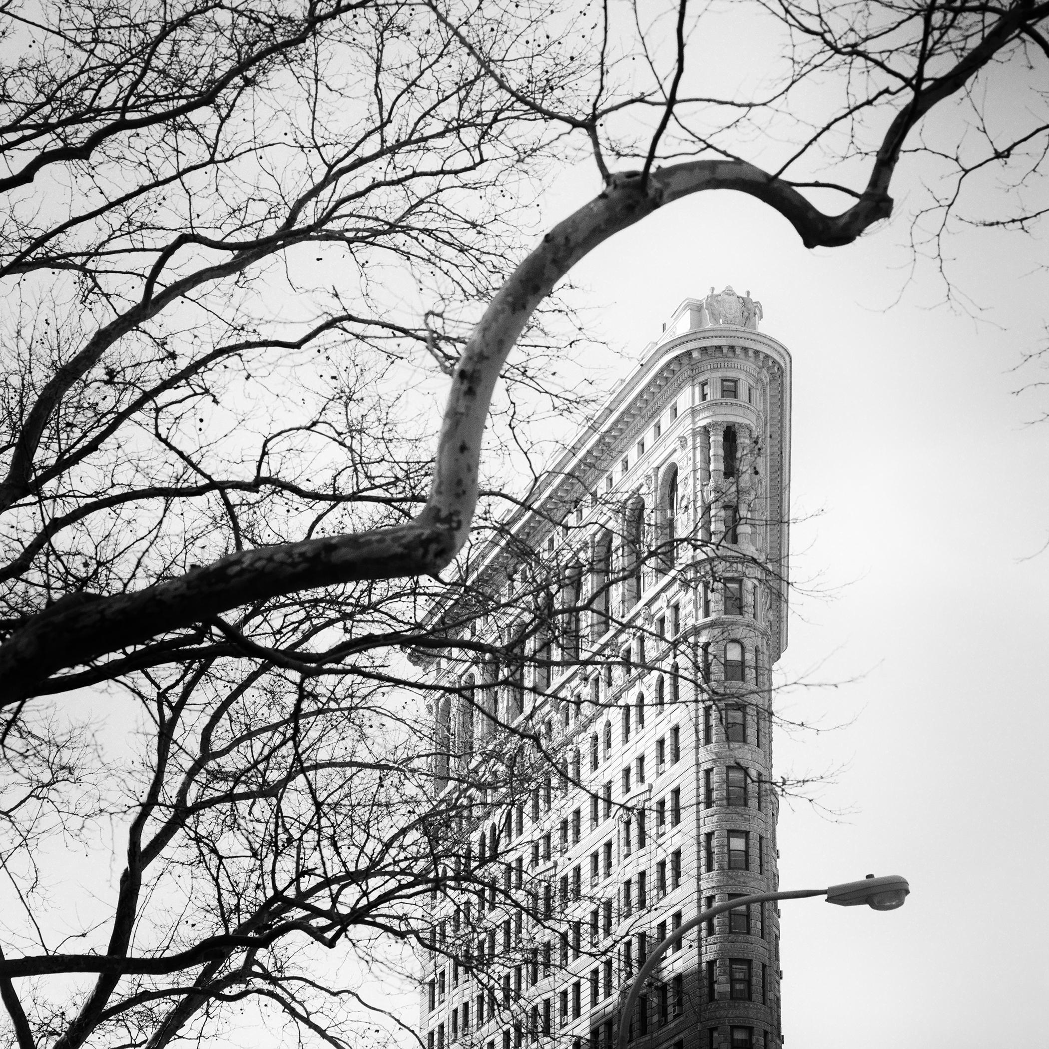Gerald Berghammer Landscape Photograph – Flatiron Building, New York City, USA, Schwarz-Weiß-Fotografie, Stadtlandschaft