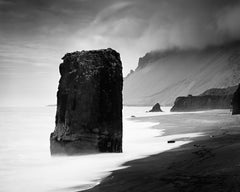 Rocher inondé, plage noire, Islande, photographie en noir et blanc, paysage, art