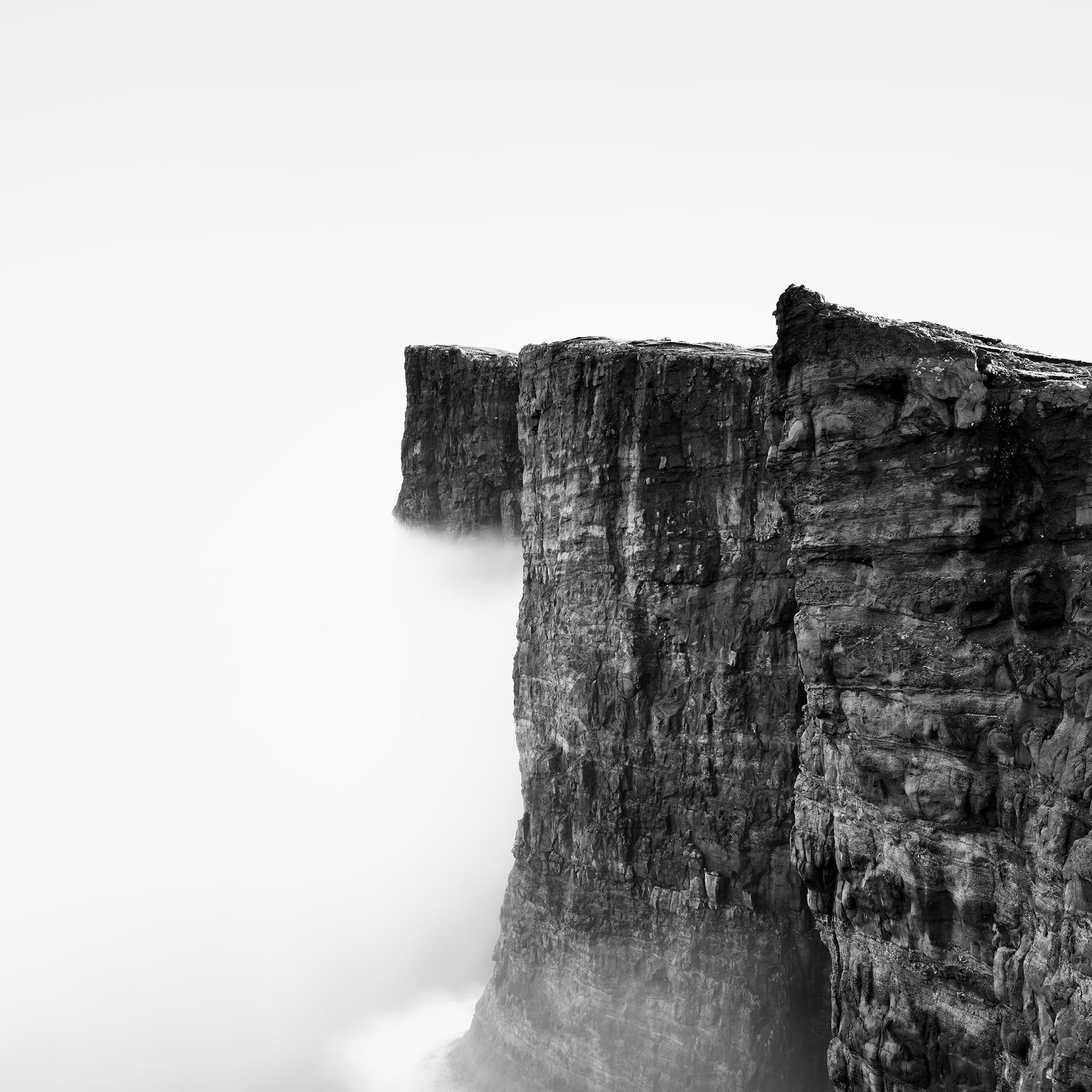 Nebelige Sklavenklippe, Atlantik, Färöer Inseln, monochrome Landschaft limitiertes Foto im Angebot 5