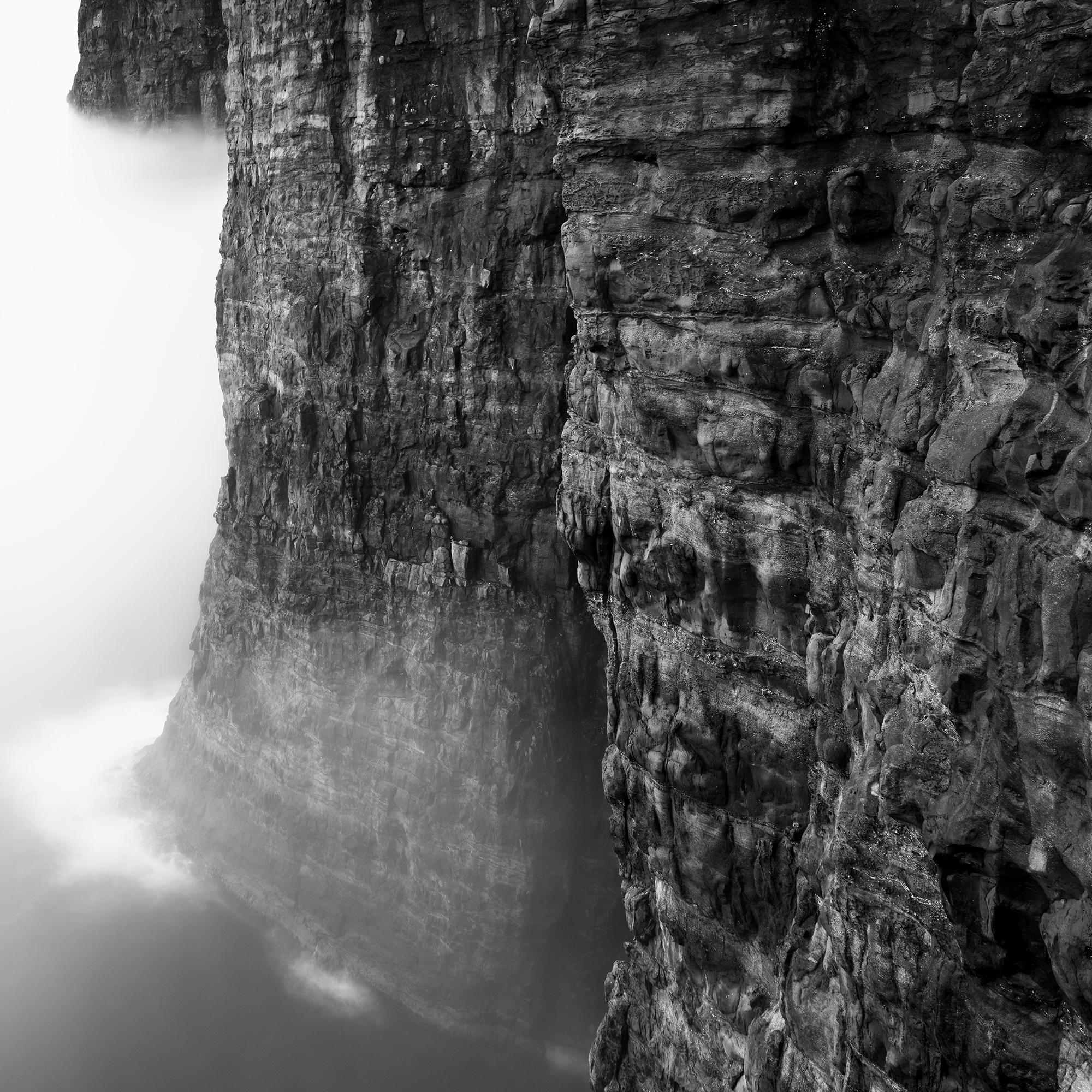 Nebelige Sklavenklippe, Atlantik, Färöer Inseln, monochrome Landschaft limitiertes Foto im Angebot 6