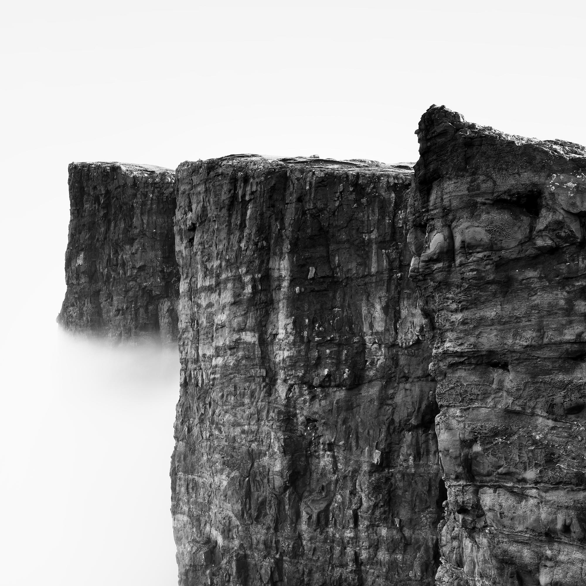 Nebelige Sklavenklippe, Atlantik, Färöer Inseln, monochrome Landschaft limitiertes Foto im Angebot 7