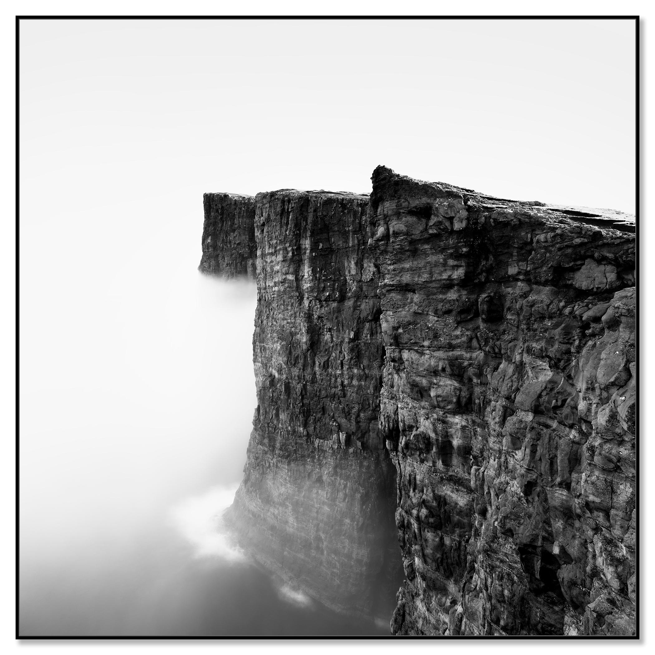 Nebelige Sklavenklippe, Atlantik, Färöer Inseln, monochrome Landschaft limitiertes Foto (Zeitgenössisch), Photograph, von Gerald Berghammer