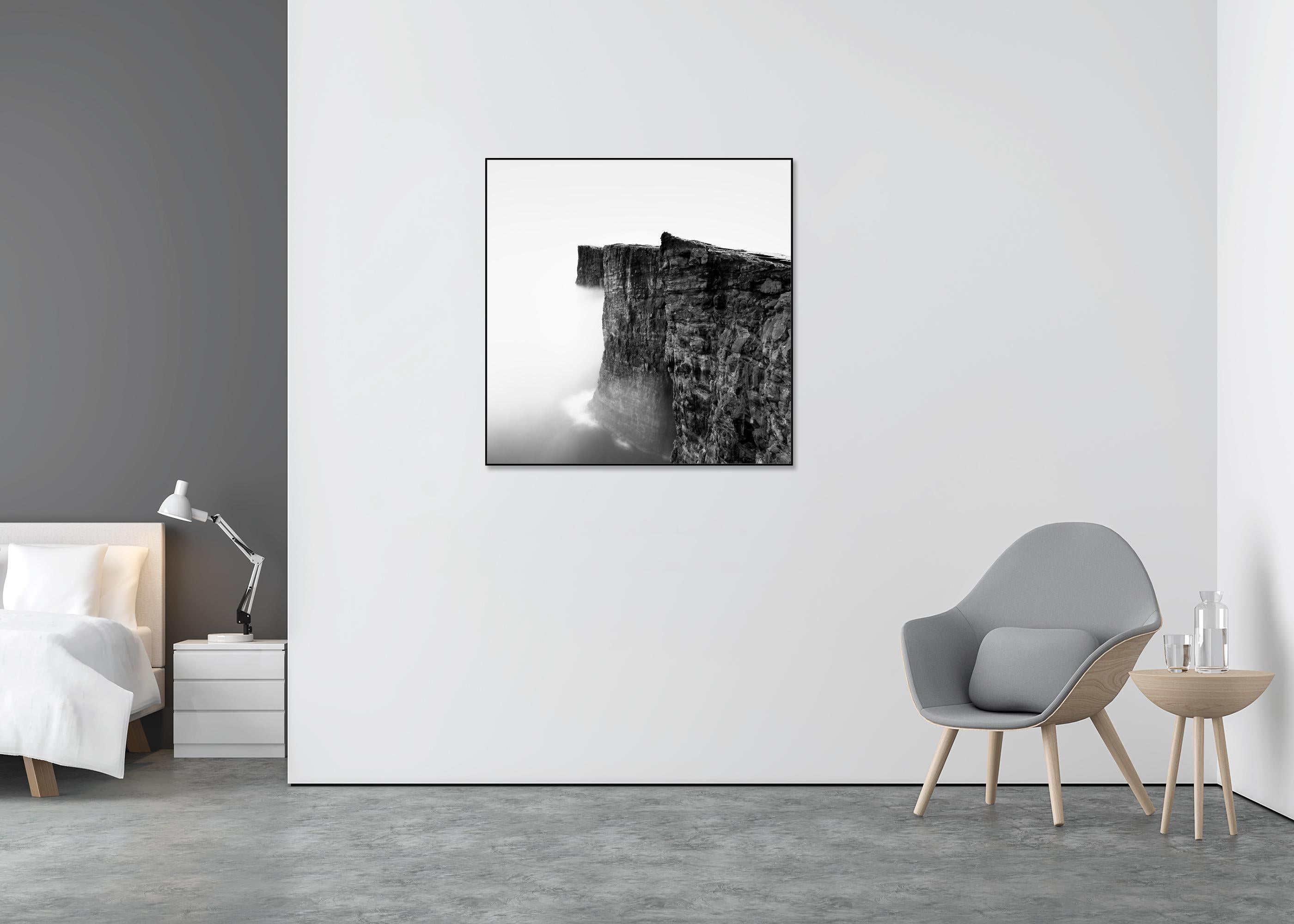 Nebelige Sklavenklippe, Atlantik, Färöer Inseln, monochrome Landschaft limitiertes Foto (Grau), Landscape Photograph, von Gerald Berghammer