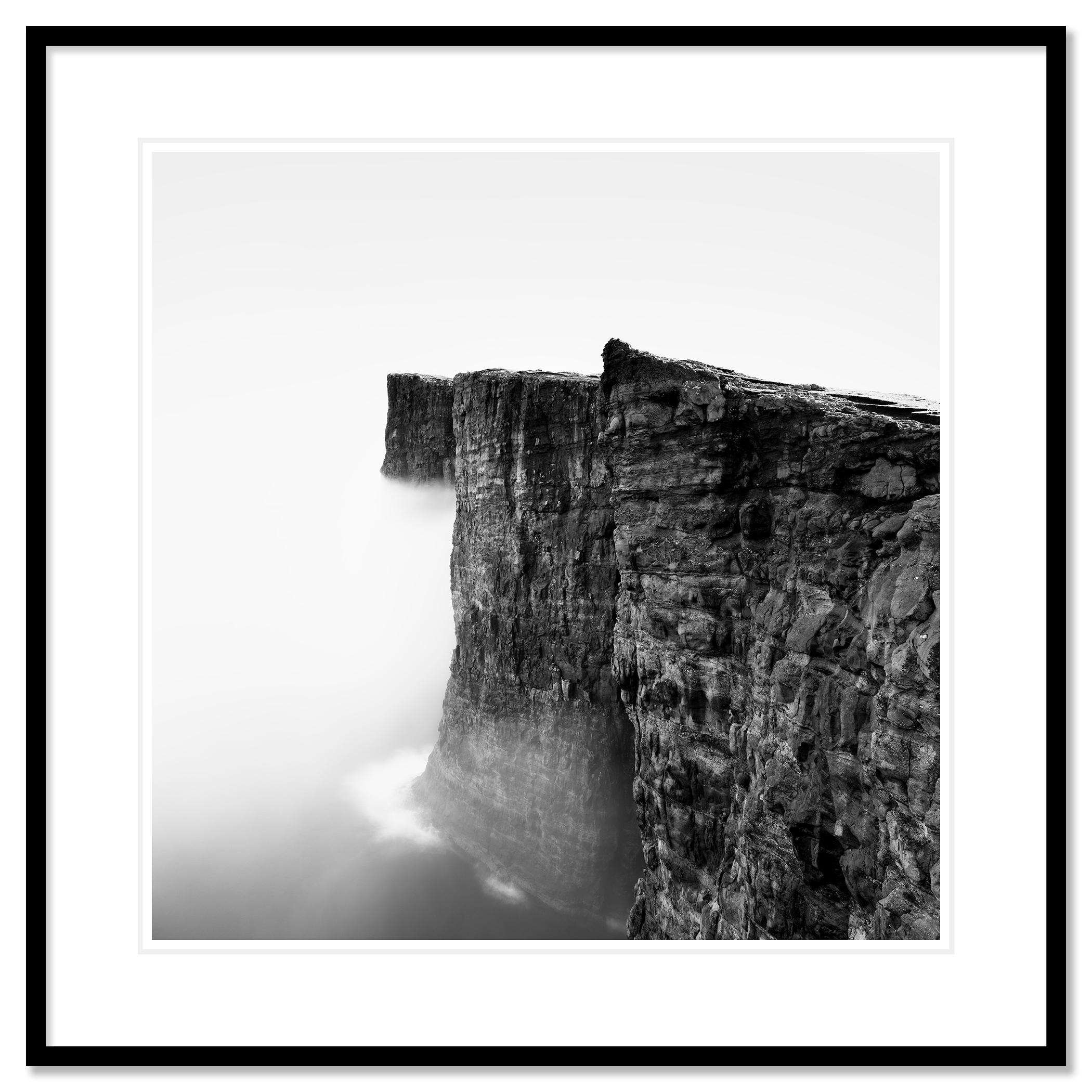 Nebelige Sklavenklippe, Atlantik, Färöer Inseln, monochrome Landschaft limitiertes Foto im Angebot 1