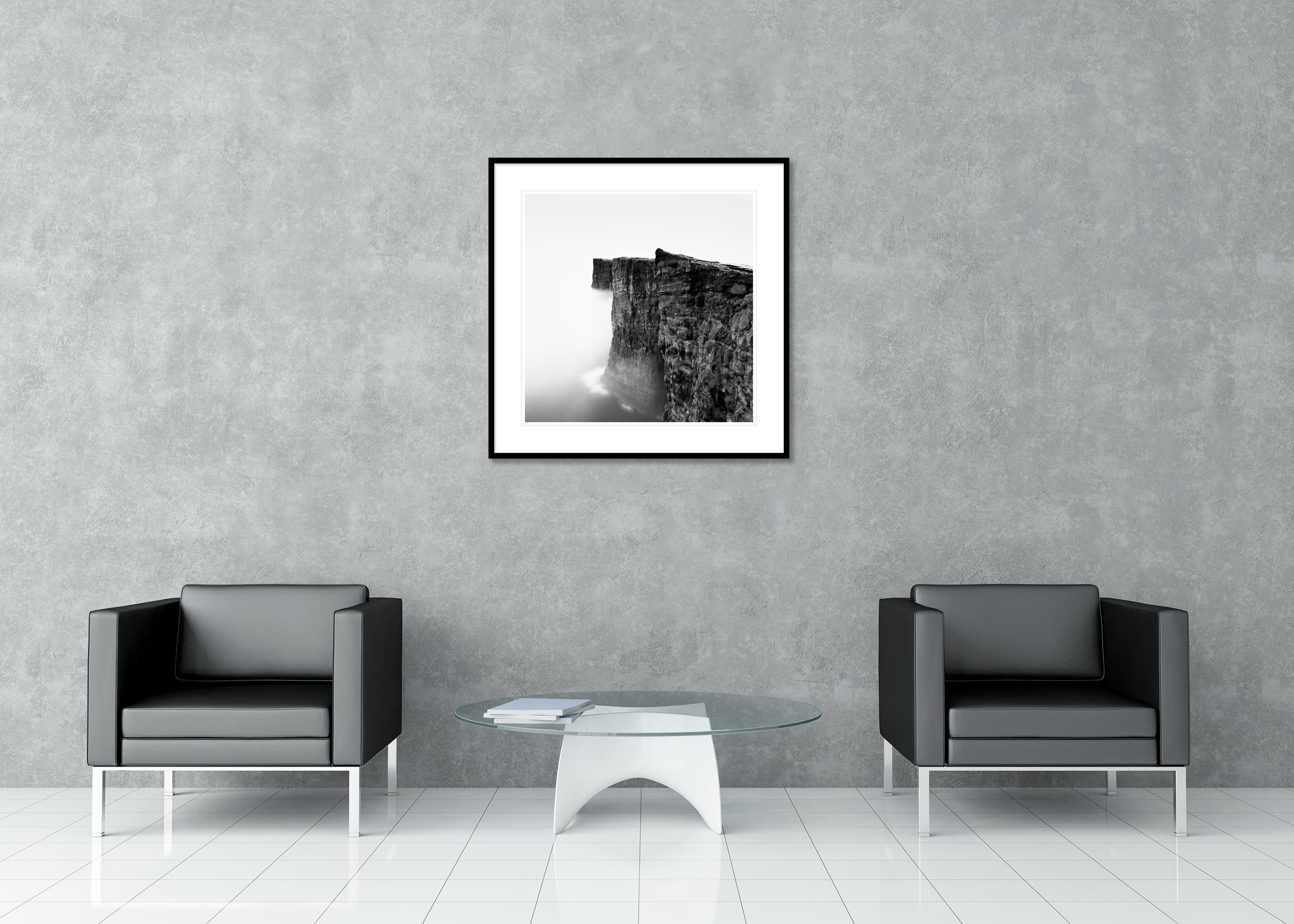 Nebelige Sklavenklippe, Atlantik, Färöer Inseln, monochrome Landschaft limitiertes Foto im Angebot 2