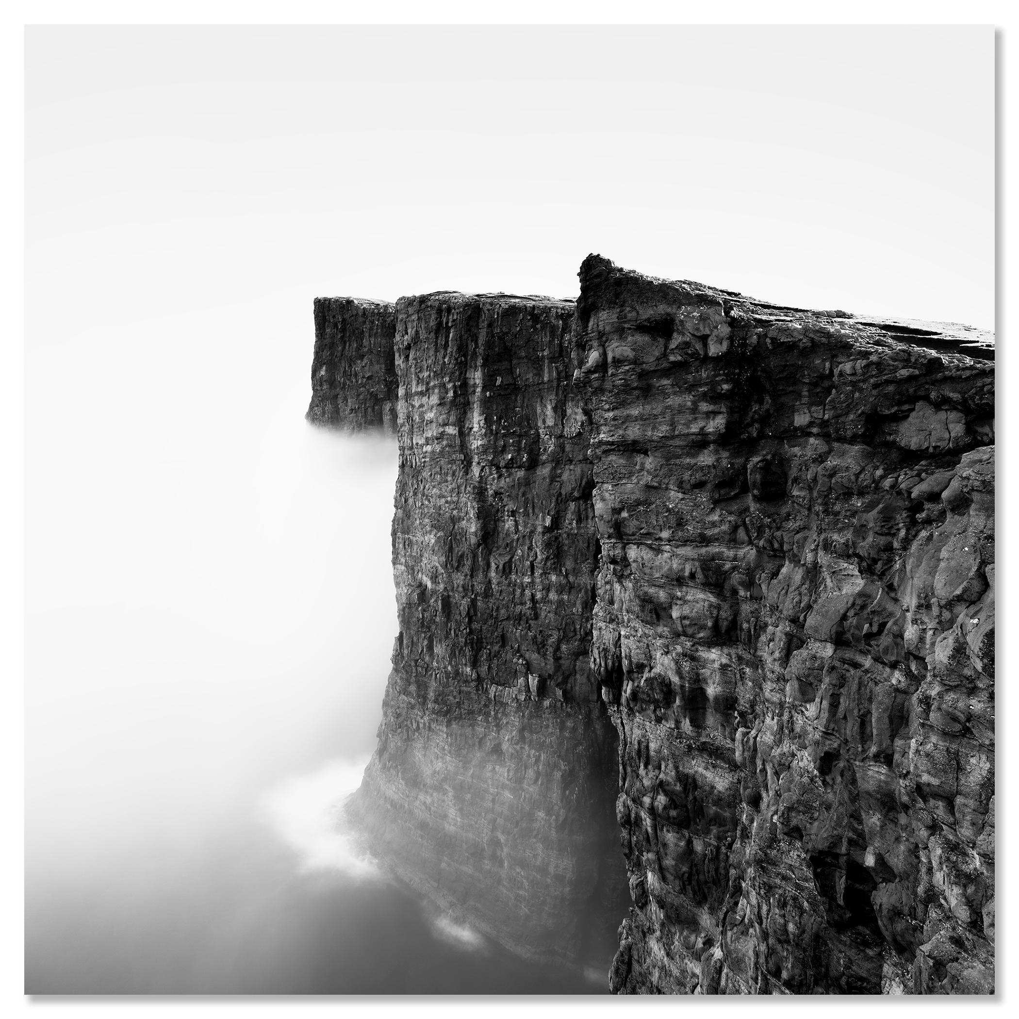 Nebelige Sklavenklippe, Atlantik, Färöer Inseln, monochrome Landschaft limitiertes Foto im Angebot 3