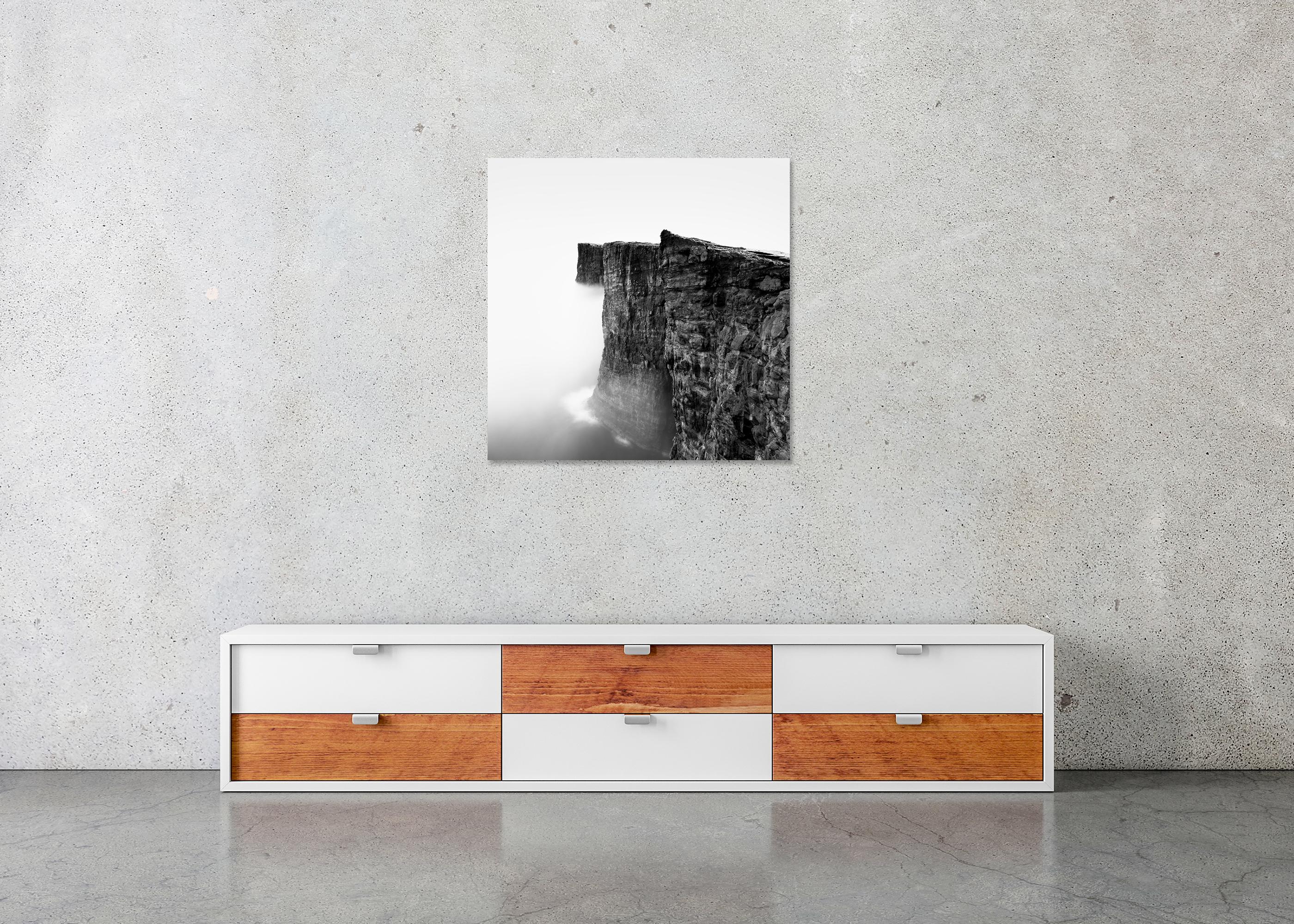 Nebelige Sklavenklippe, Atlantik, Färöer Inseln, monochrome Landschaft limitiertes Foto im Angebot 4