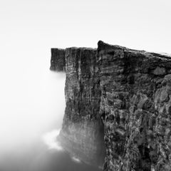Nebbia sulla scogliera di Slave, Atlantico, Isole Faroe, paesaggio monocromatico foto limitata