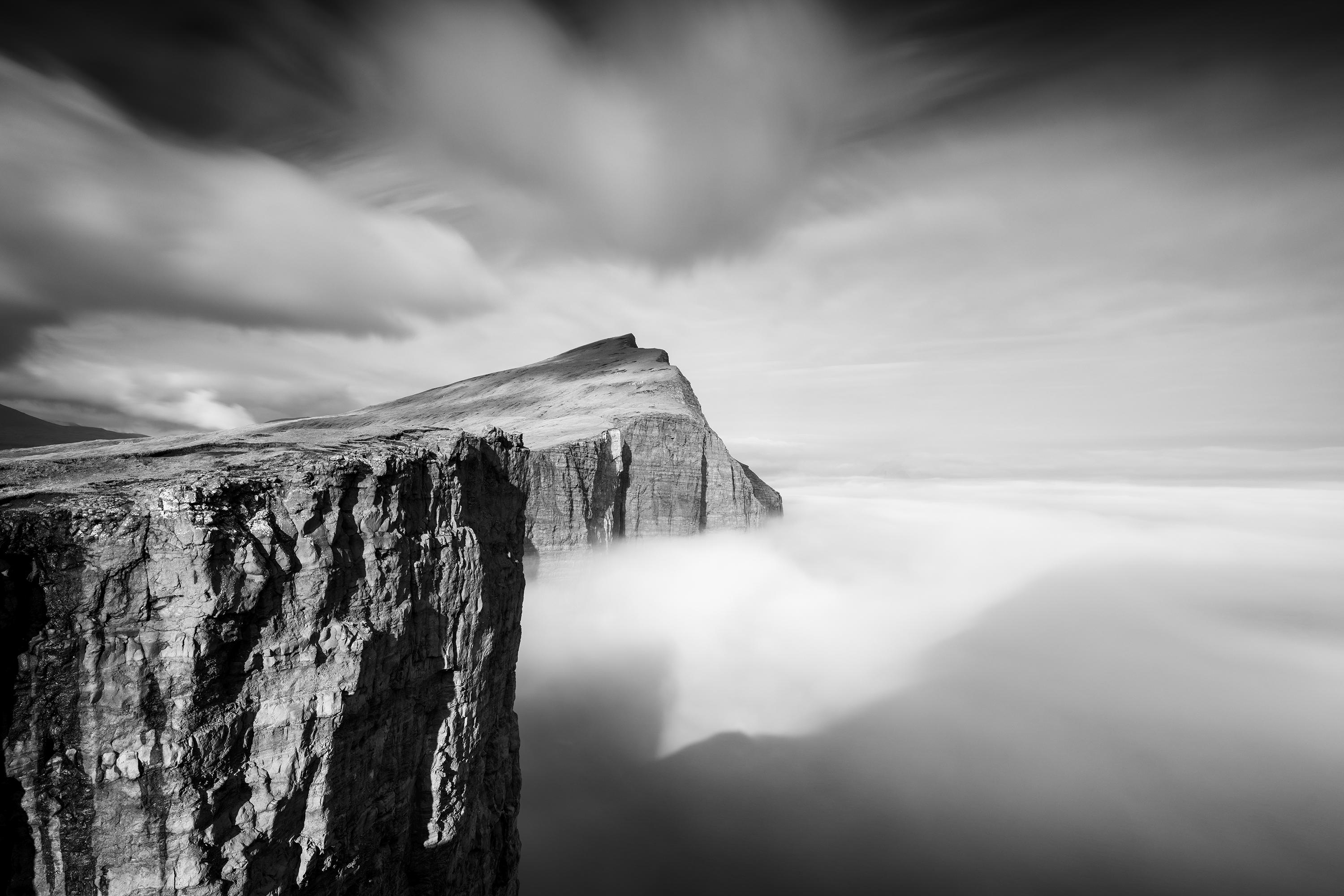 „Foggy Slave Cliff“, Färöer-Inseln, Schwarz-Weiß-Fotografie in limitierter Auflage