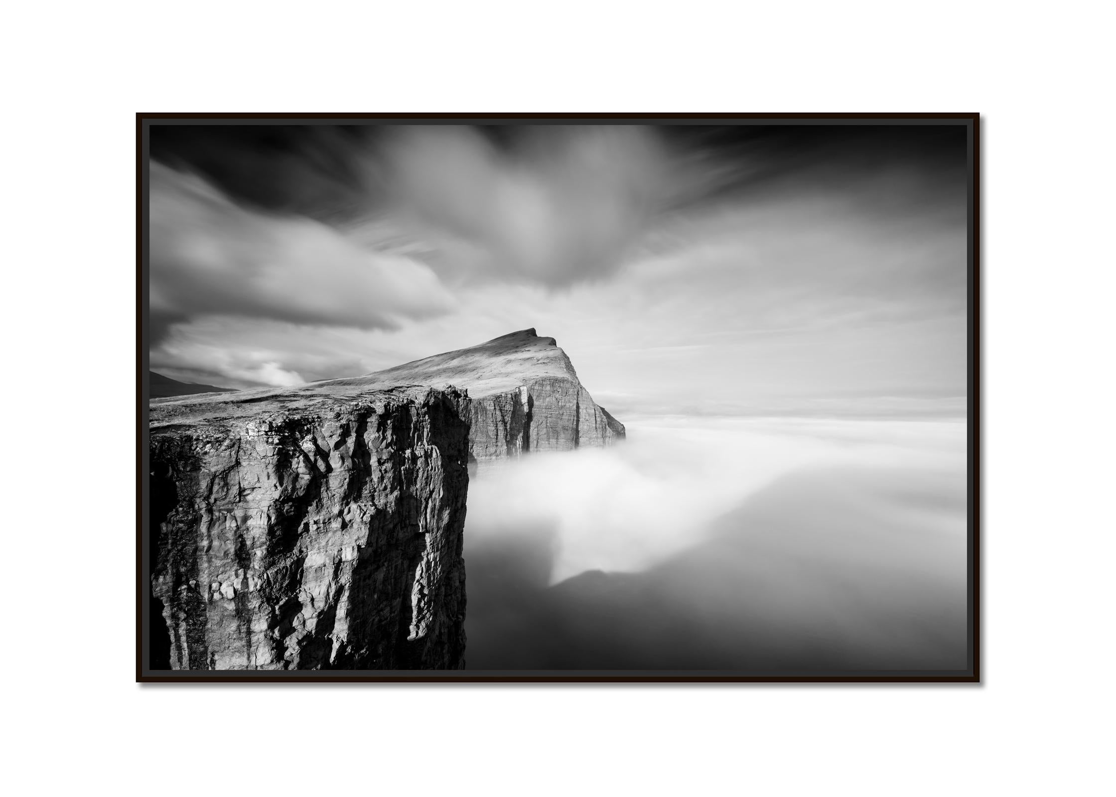 Foggy Slave Cliff, Faroe Islands, Schwarz-Weiß-Fotografie, Landschaft, limitiert – Photograph von Gerald Berghammer