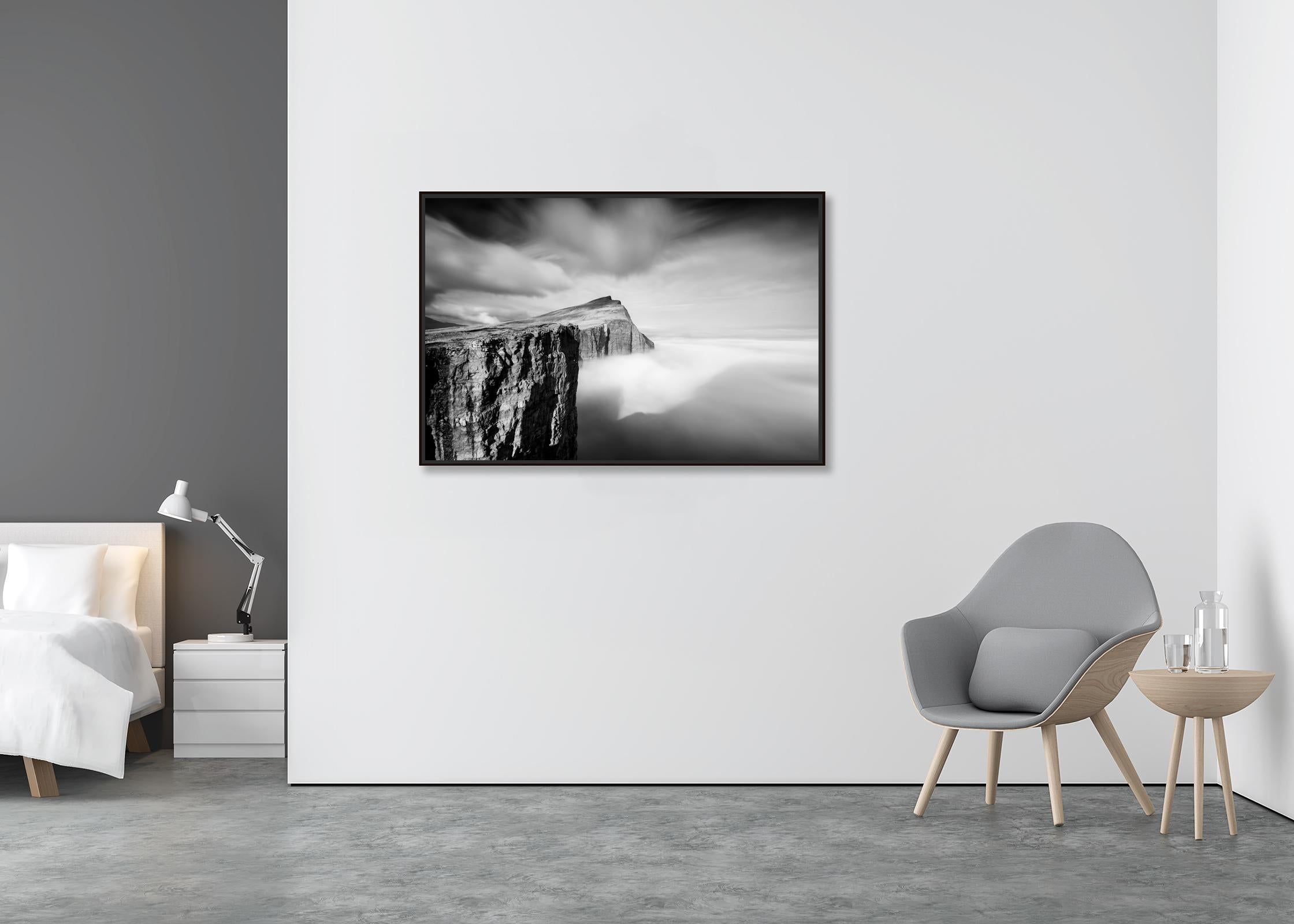Foggy Slave Cliff, Faroe Islands, Schwarz-Weiß-Fotografie, Landschaft, limitiert (Zeitgenössisch), Photograph, von Gerald Berghammer