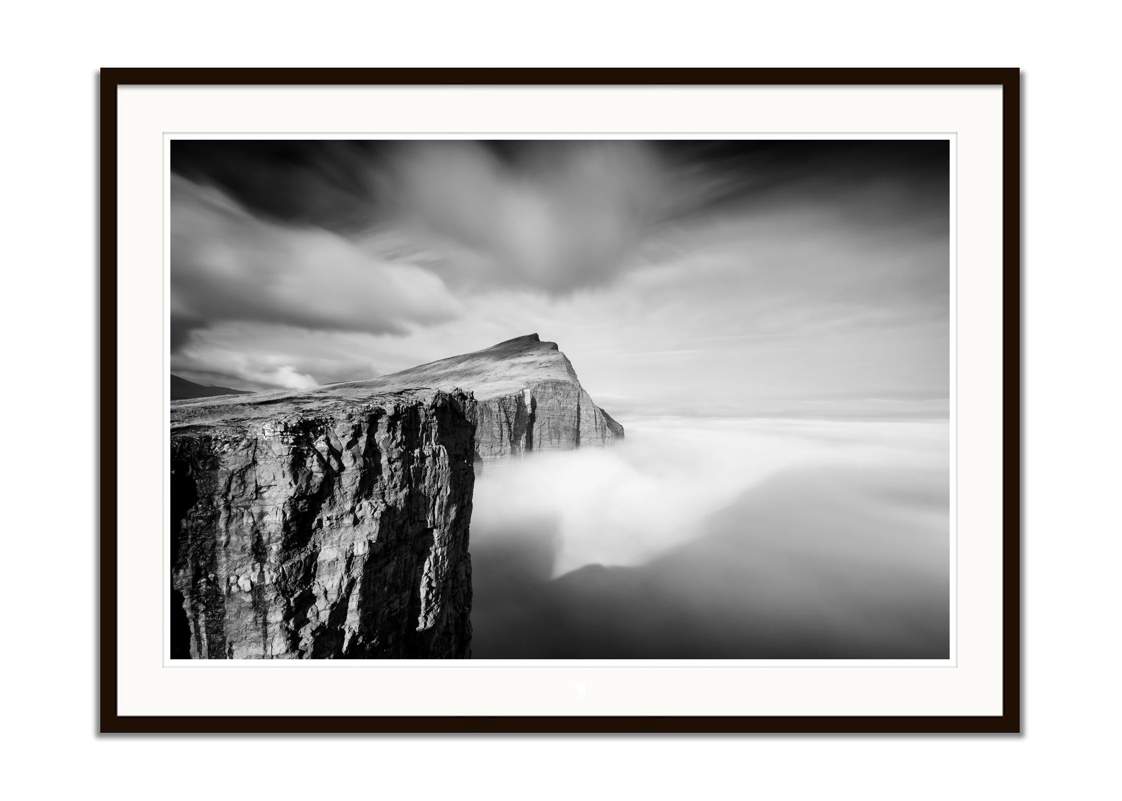 Foggy Slave Cliff, Faroe Islands, Schwarz-Weiß-Fotografie, Landschaft, limitiert (Grau), Color Photograph, von Gerald Berghammer