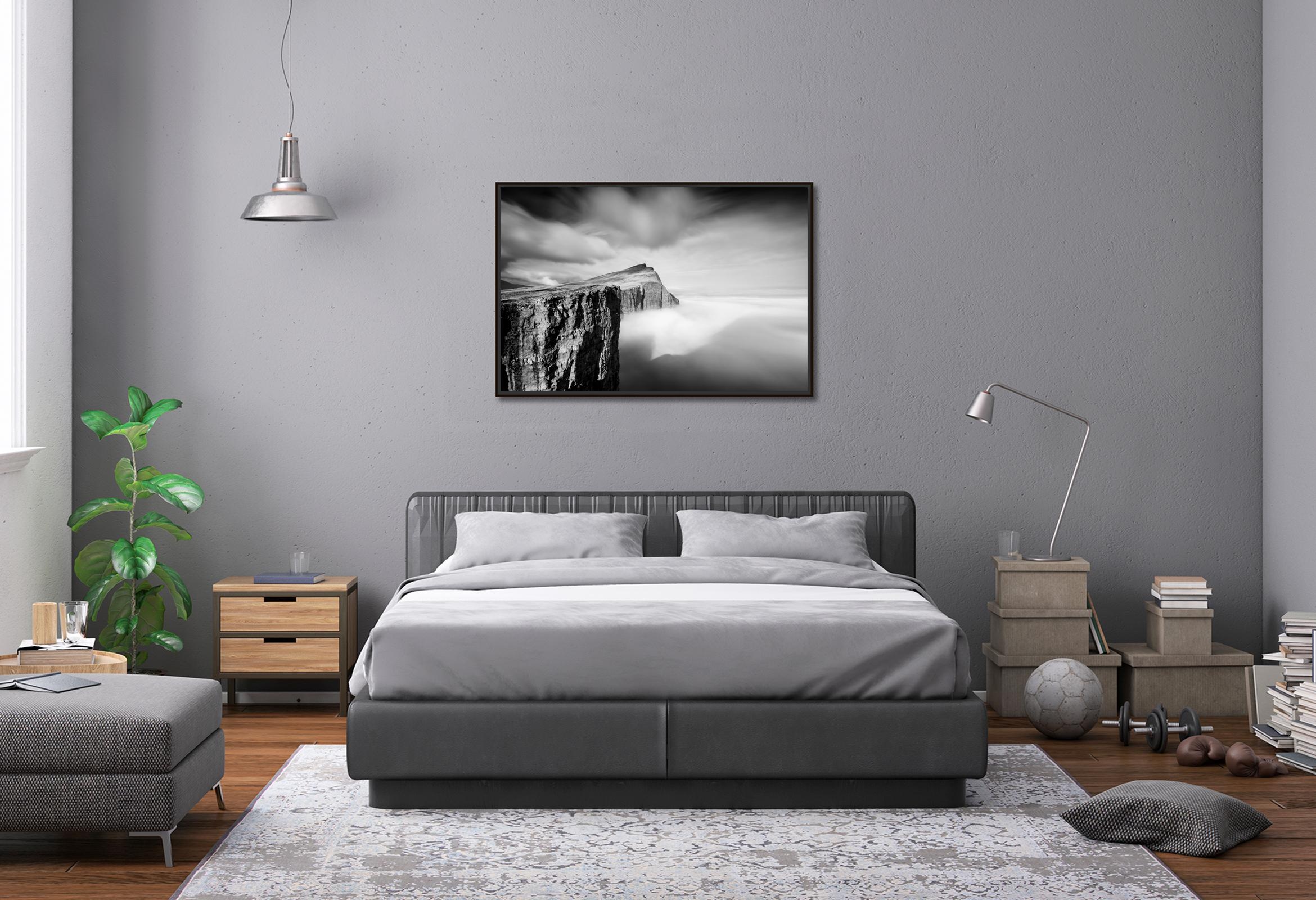 Foggy Slave Cliff, Faroe Islands, Schwarz-Weiß-Fotografie, Landschaft, limitiert im Angebot 1
