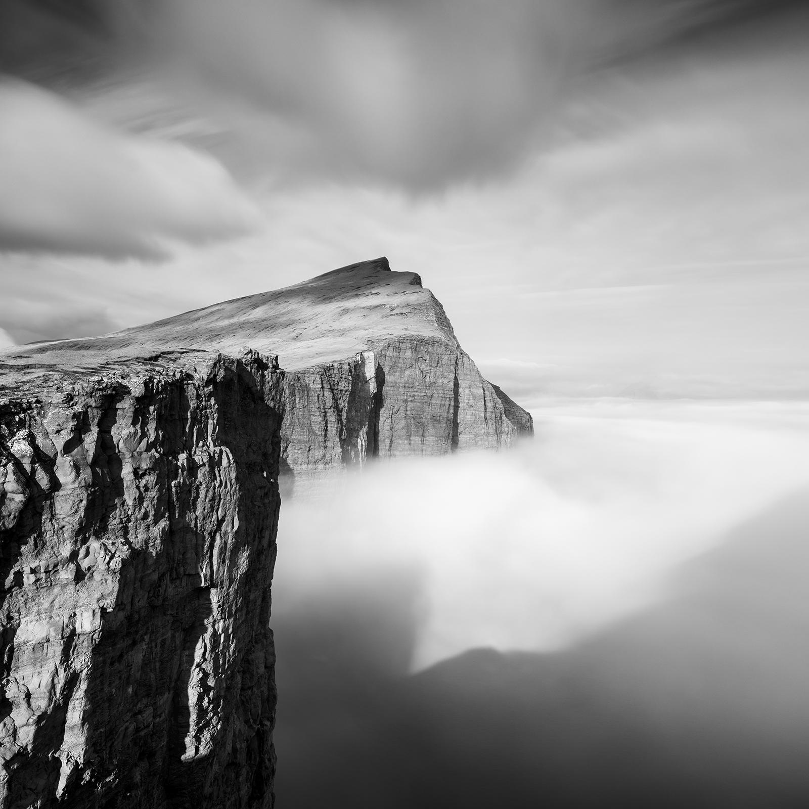 Foggy Slave Cliff, Faroe Islands, Schwarz-Weiß-Fotografie, Landschaft, limitiert im Angebot 3