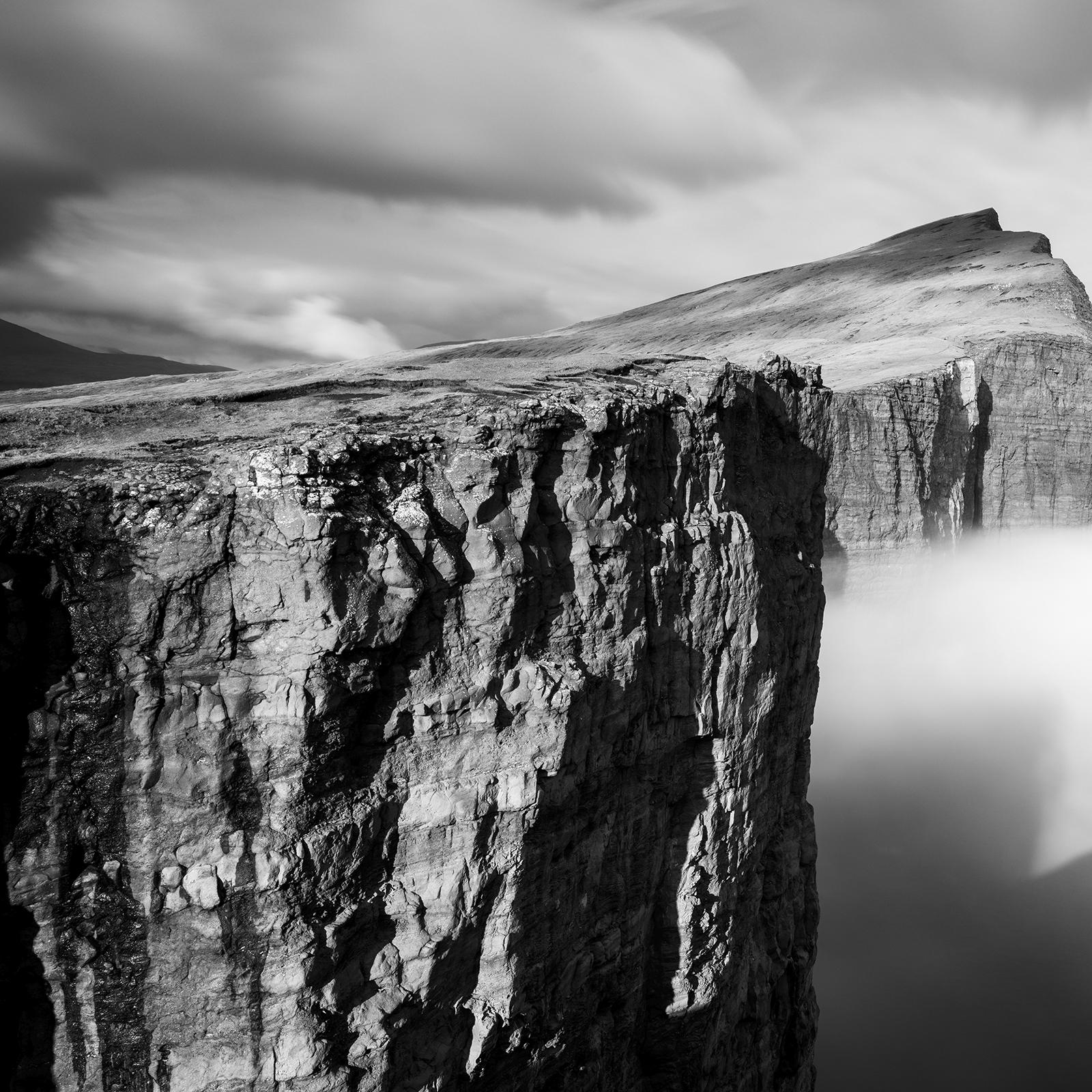 Foggy Slave Cliff, Faroe Islands, Schwarz-Weiß-Fotografie, Landschaft, limitiert im Angebot 4