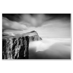 „Foggy Slave Cliff“, Färöer-Inseln, Schwarz-Weiß-Fotografie in limitierter Auflage