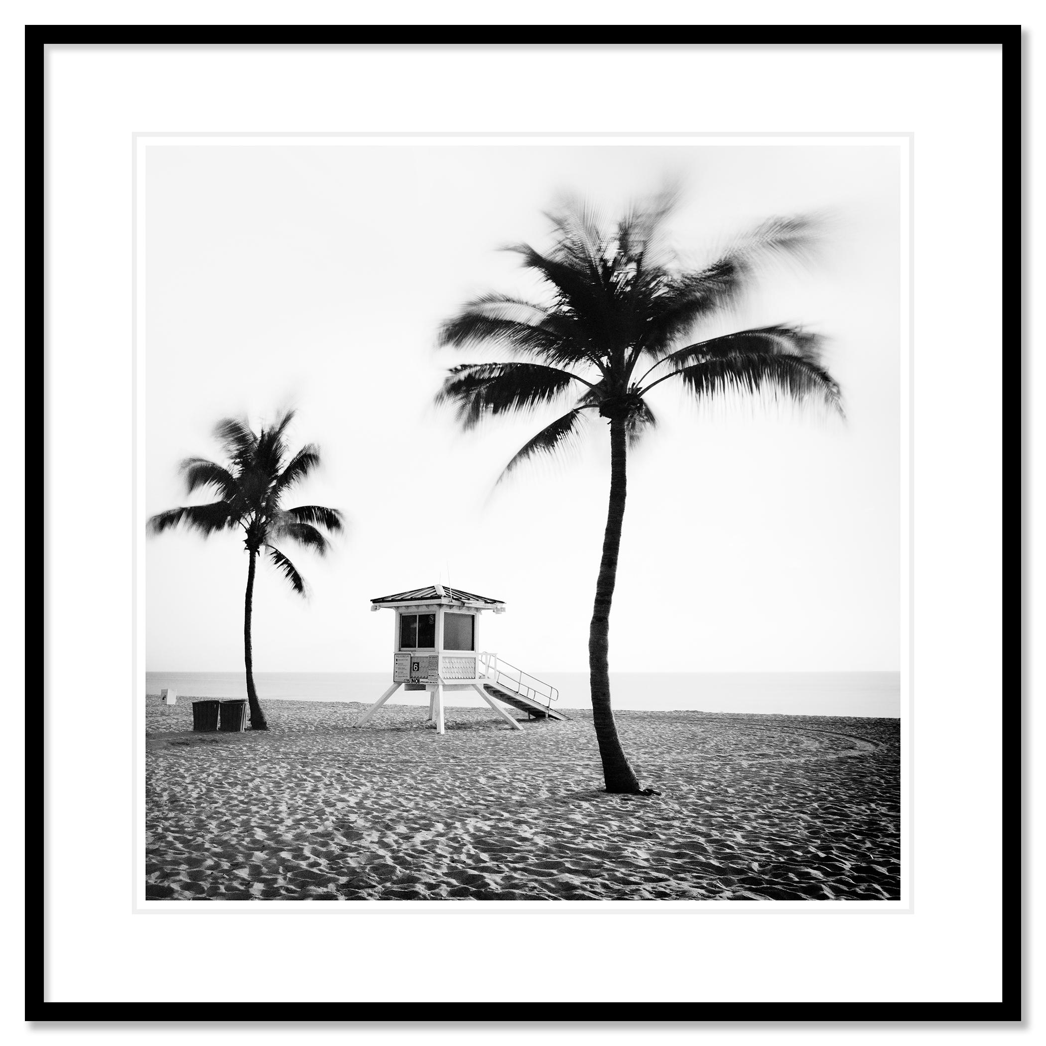 Schwarz-Weiß-Fotografie von Landschaften. Fort Lauderdale Beach mit Rettungsschwimmerturm und Palmen, Florida, USA. Pigmenttintendruck in einer limitierten Auflage von 9 Exemplaren. Alle Drucke von Gerald Berghammer werden auf Bestellung in