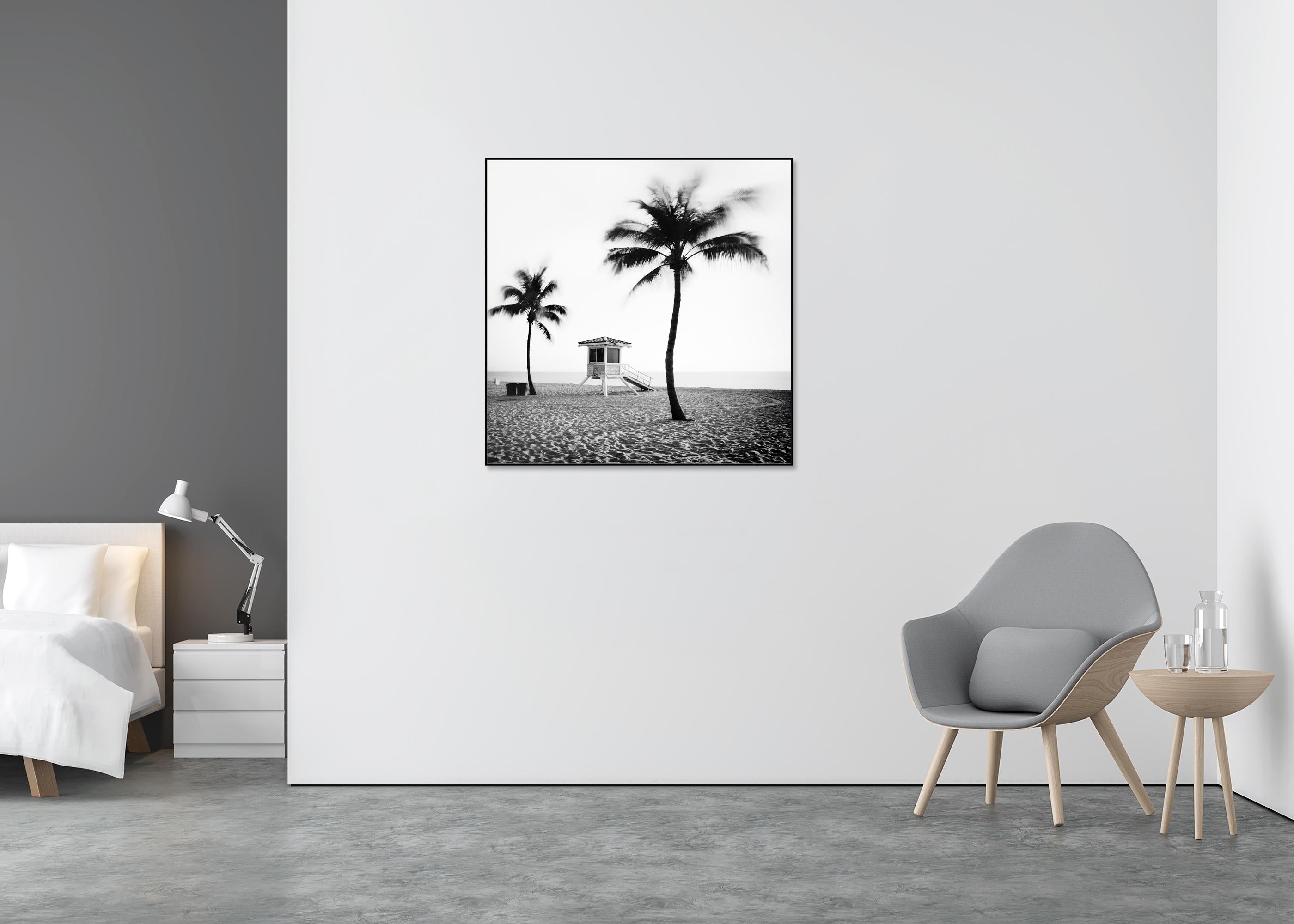 Fort Lauderdale Beach, Florida, monochrome Landschaft, Druck in limitierter Auflage (Grau), Landscape Photograph, von Gerald Berghammer