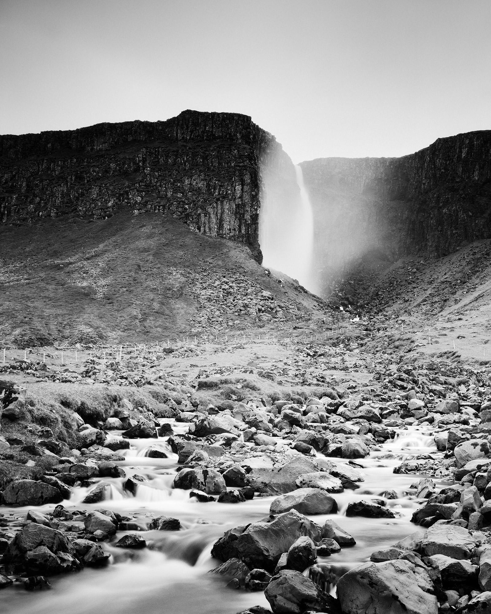 Gerald Berghammer Black and White Photograph – Foss, Wasserfall, Gebirgsbach, Island, Landschaftsraum, Fotografie, begrenzt