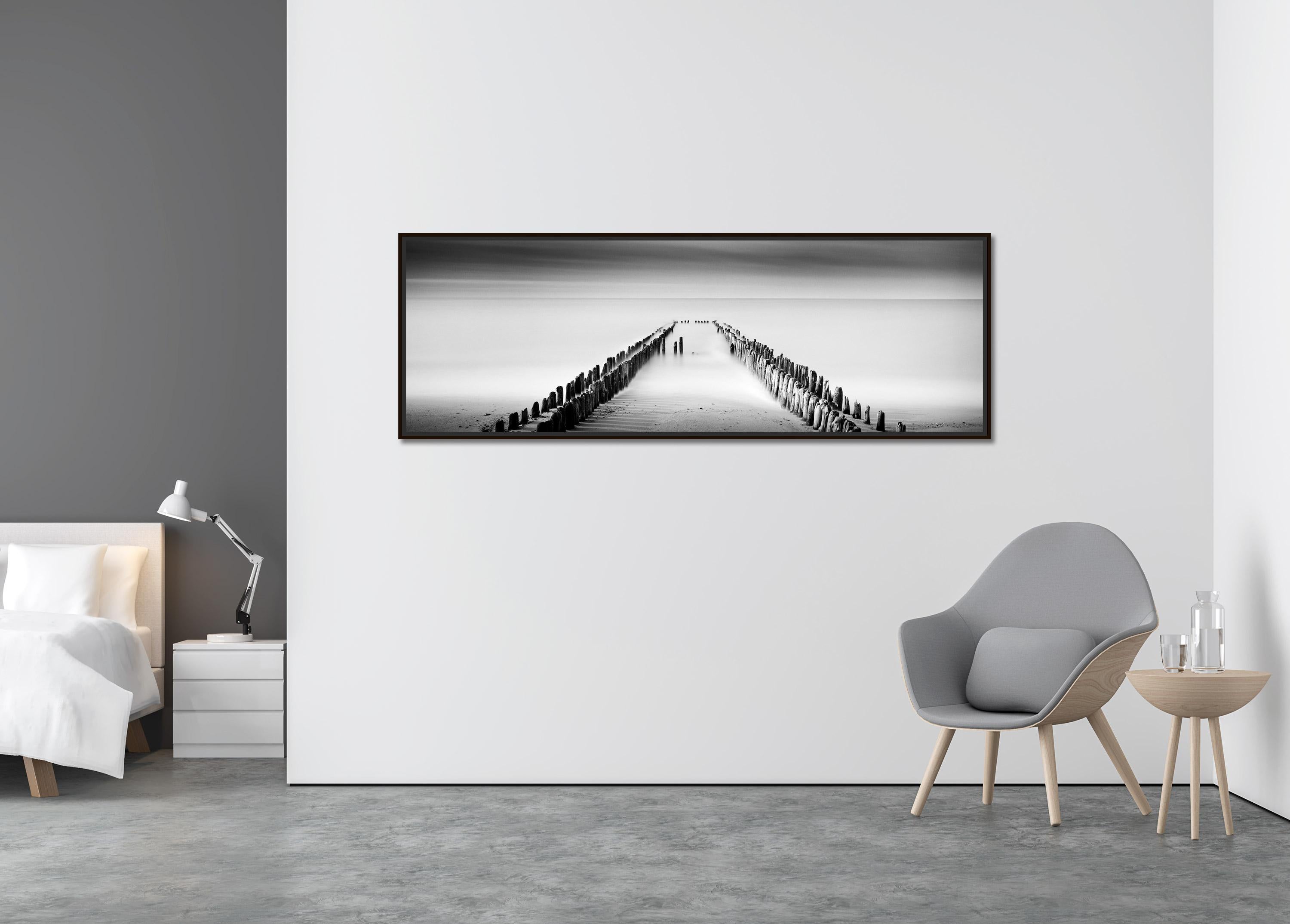 Four Lines, Wellenbrecher, Schwarz-Weiß-Fotografie der bildenden Kunst Minimalismus (Zeitgenössisch), Photograph, von Gerald Berghammer