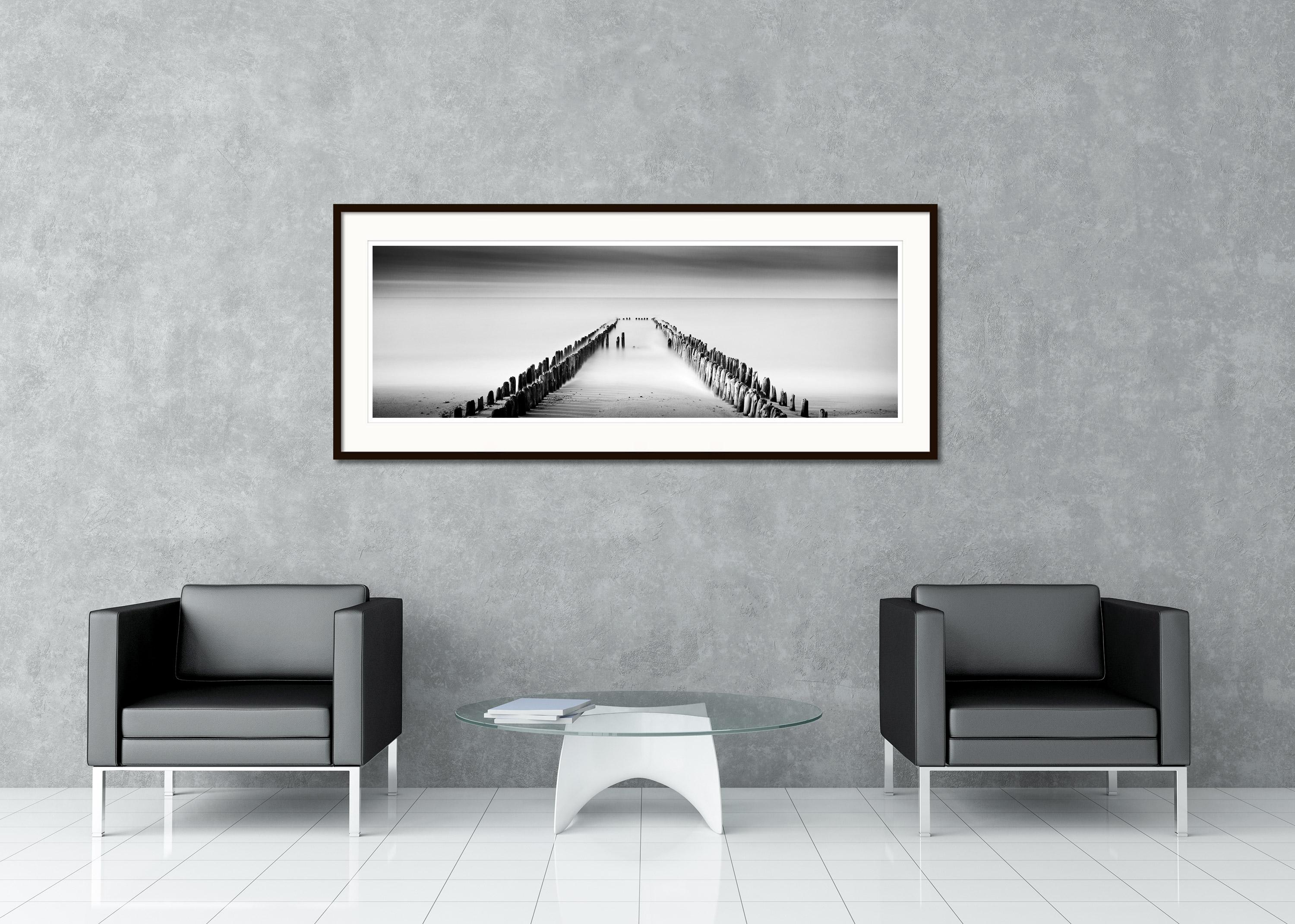 Schwarz-Weiß-Panoramafotografie. Reihe von Wellenbrechern im Meer vor dem Strand der Insel Sylt, Deutschland. Pigmenttintendruck, Auflage 9, signiert, betitelt, datiert und nummeriert vom Künstler. Mit Echtheitszertifikat. Bedruckt mit einem 4 cm