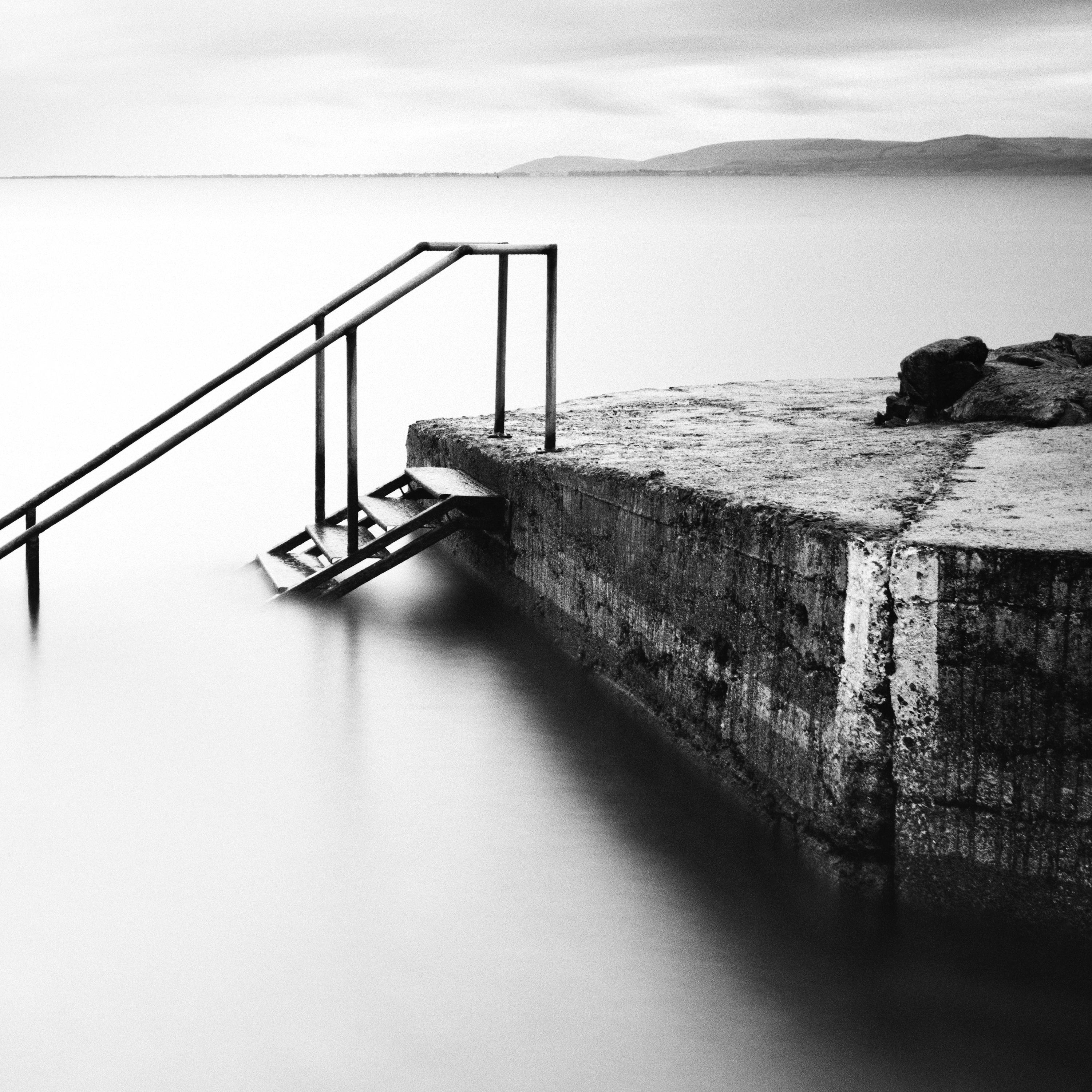 Four Steps Downs, Minimalistische Monochrome-Fotografie, Limitierte Auflage, Meereslandschaft im Angebot 4