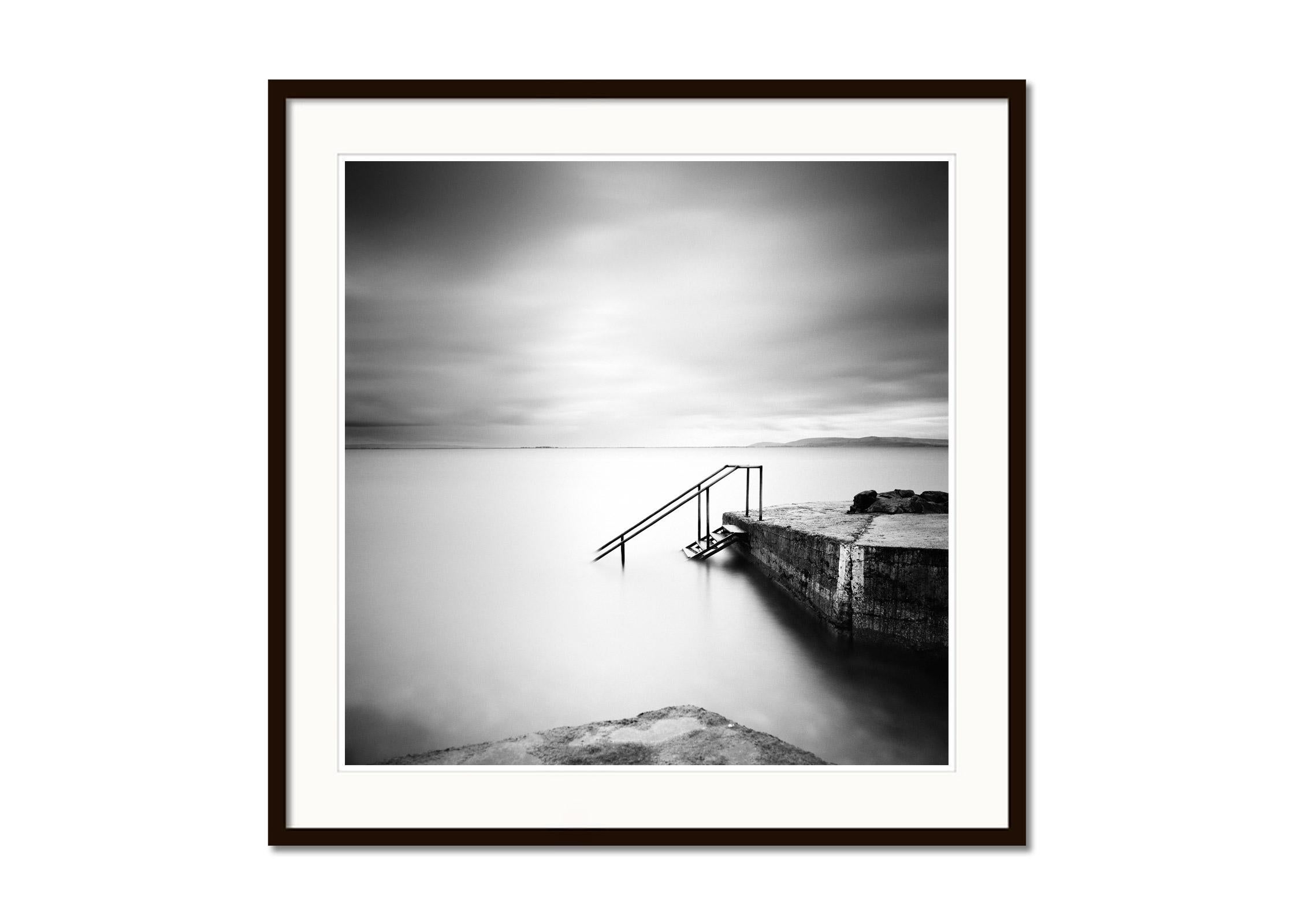 Four Steps Downs, Minimalistische Monochrome-Fotografie, Limitierte Auflage, Meereslandschaft (Grau), Black and White Photograph, von Gerald Berghammer