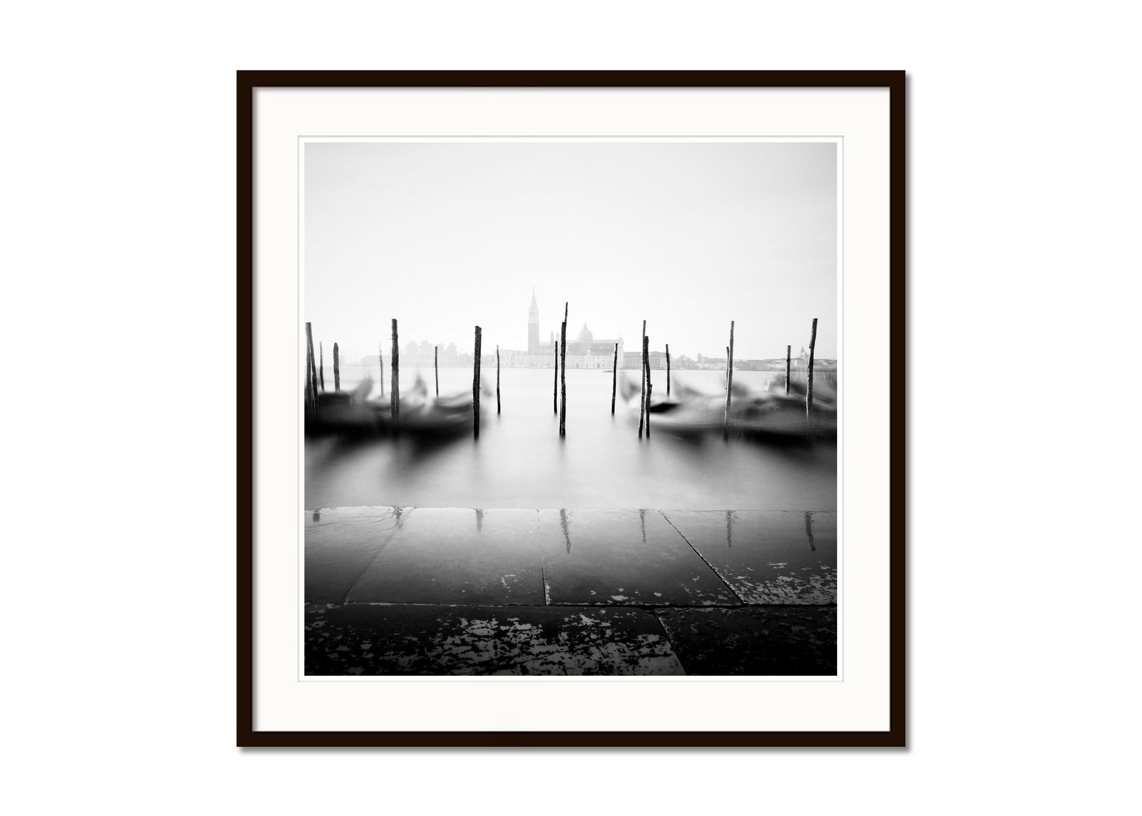 A Space, Basilique, Gondole, Venise, photographie noir et blanc, paysage - Gris Black and White Photograph par Gerald Berghammer