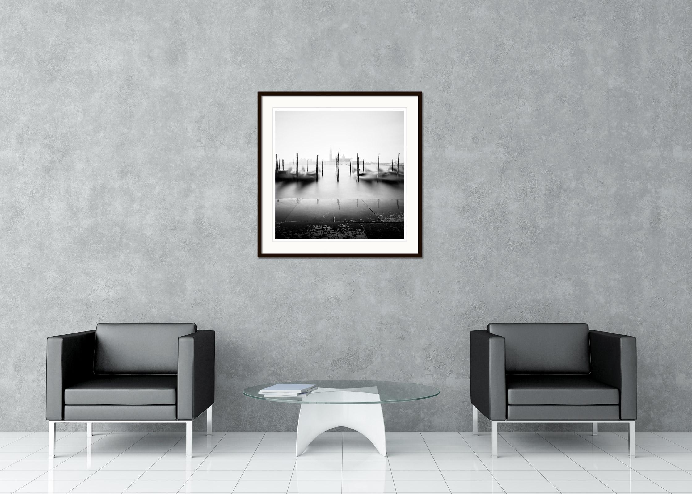 Photographie de paysage urbain en noir et blanc. Épreuve à l'encre pigmentaire d'archives, édition de 9 exemplaires. Signée, titrée, datée et numérotée par l'artiste. Certificat d'authenticité inclus. Imprimé avec une bordure blanche de 4 cm.
Le