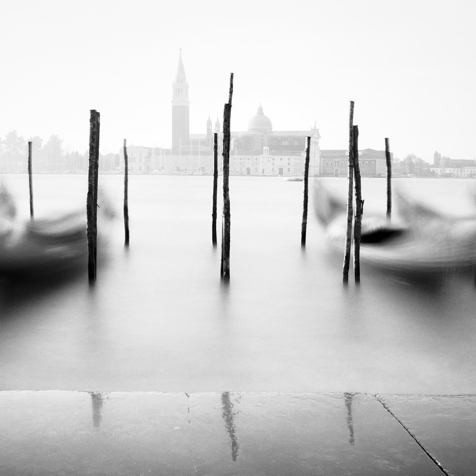 A Space, Basilique, Gondole, Venise, photographie noir et blanc, paysage en vente 3