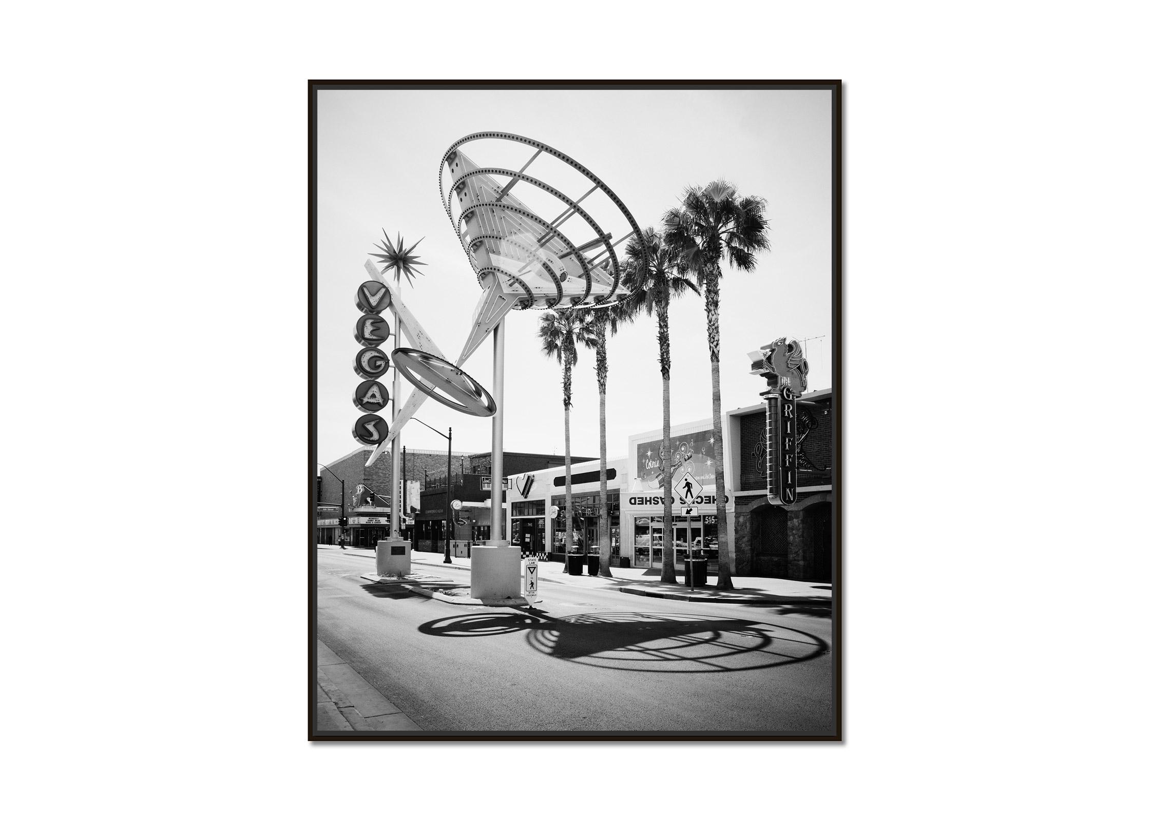 Fremont East District, Las Vegas, USA, Schwarz-Weiß-Fotografie, Landschaft  – Photograph von Gerald Berghammer