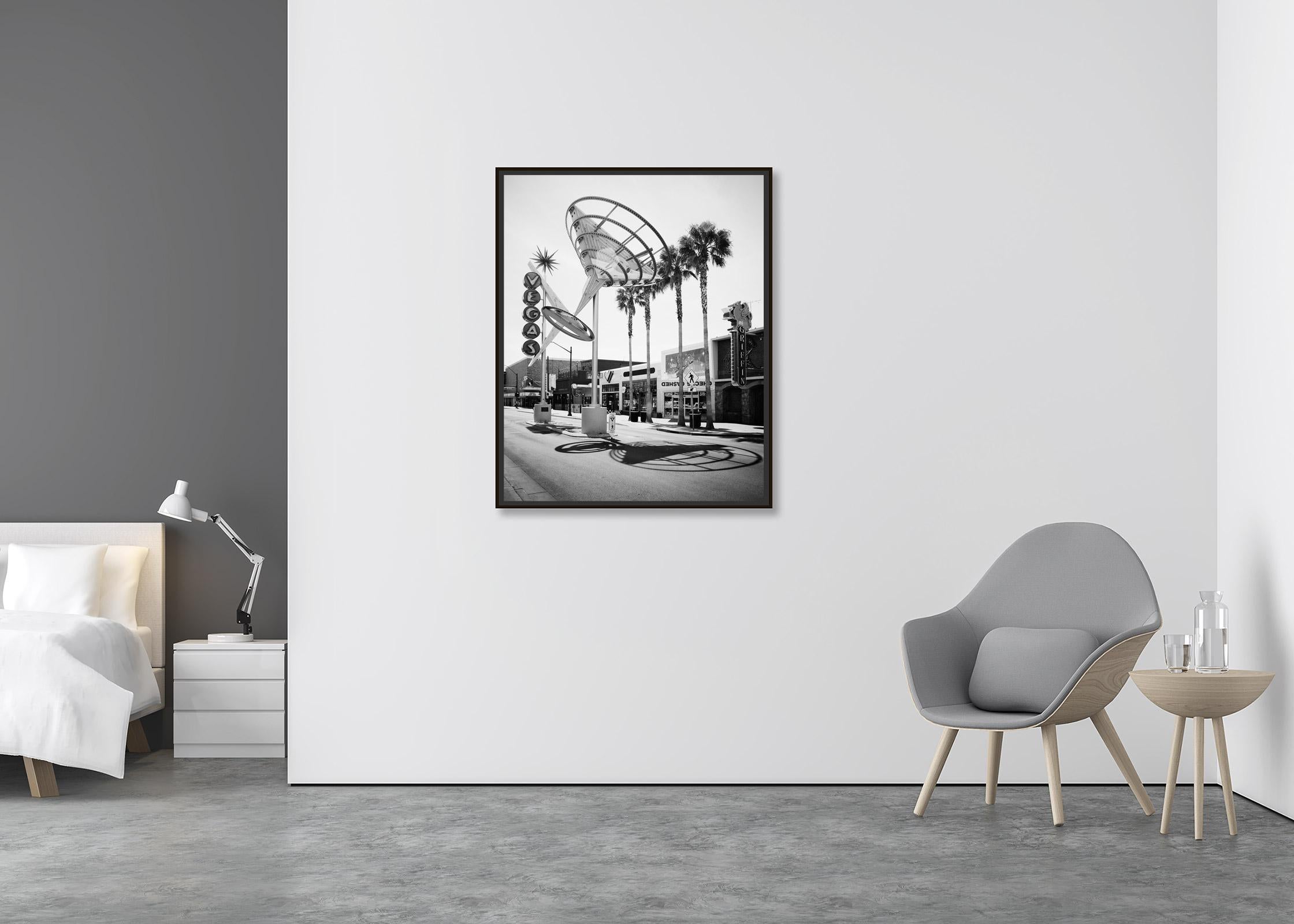 Fremont East District, Las Vegas, USA, Schwarz-Weiß-Fotografie, Landschaft  (Zeitgenössisch), Photograph, von Gerald Berghammer