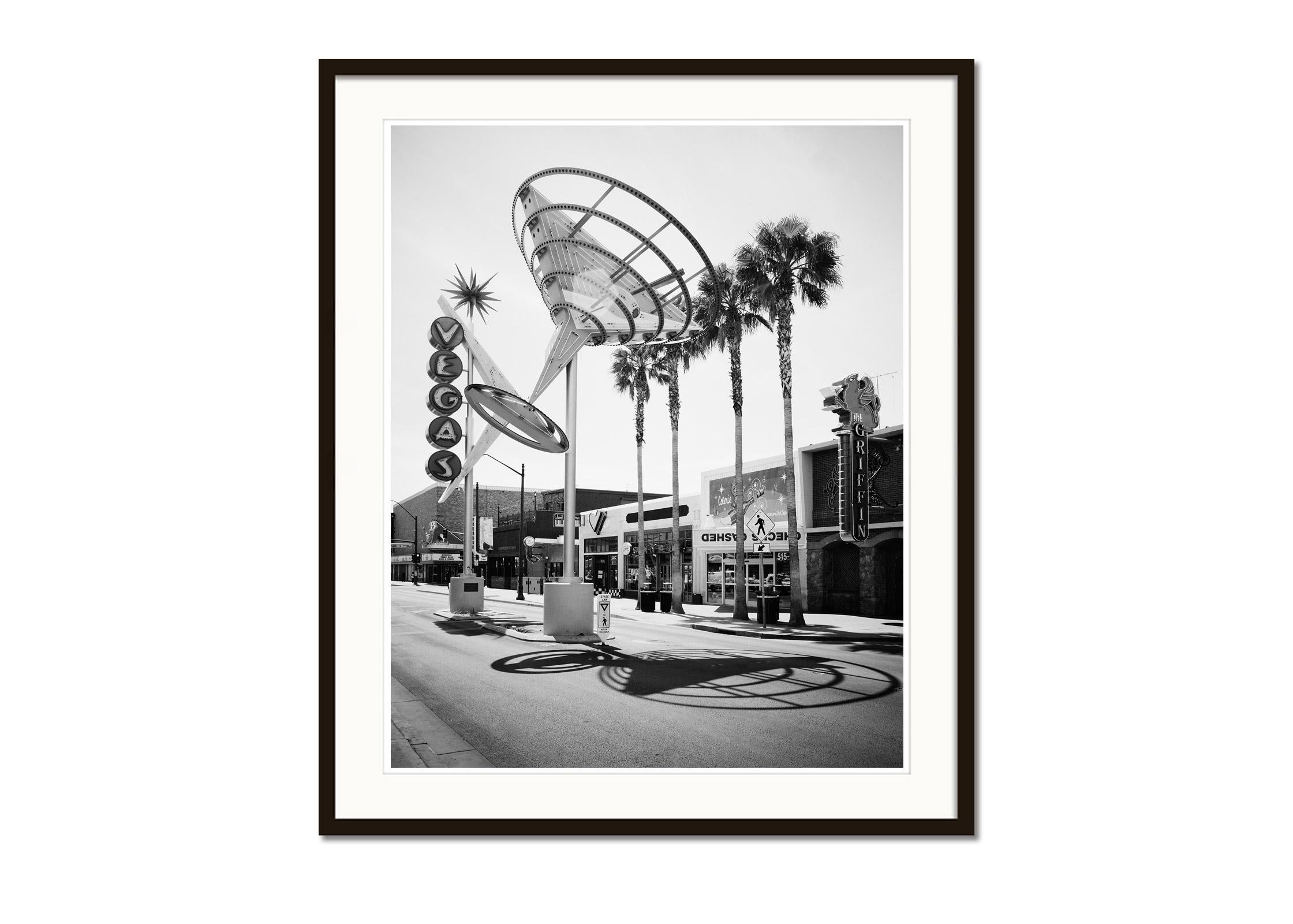 Fremont East District, Las Vegas, USA, Schwarz-Weiß-Fotografie, Landschaft  (Grau), Black and White Photograph, von Gerald Berghammer