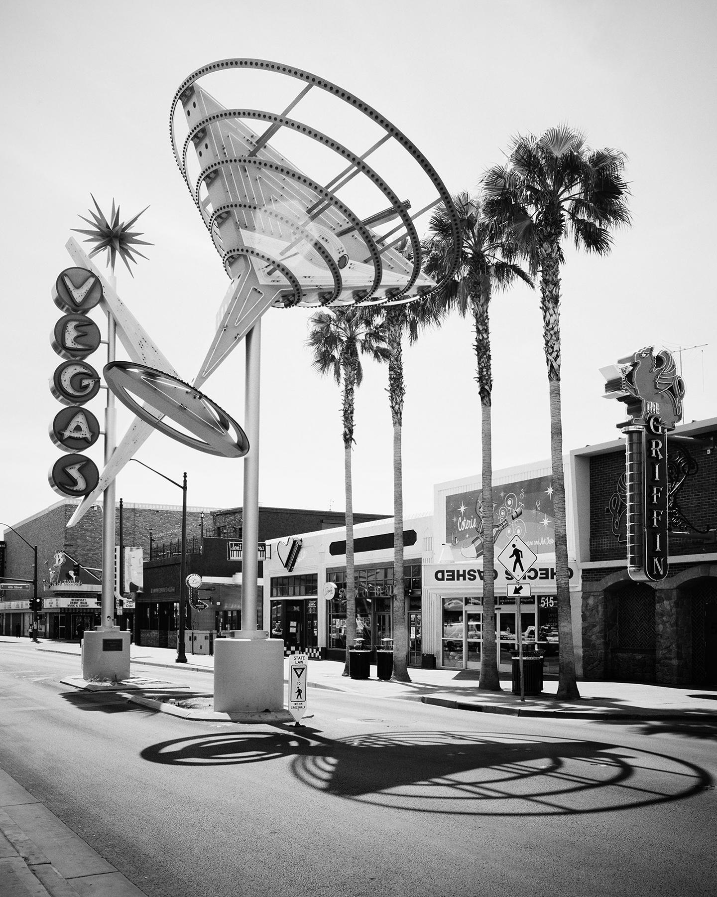 Gerald Berghammer Black and White Photograph – Fremont East District, Las Vegas, USA, Schwarz-Weiß-Fotografie, Landschaft 