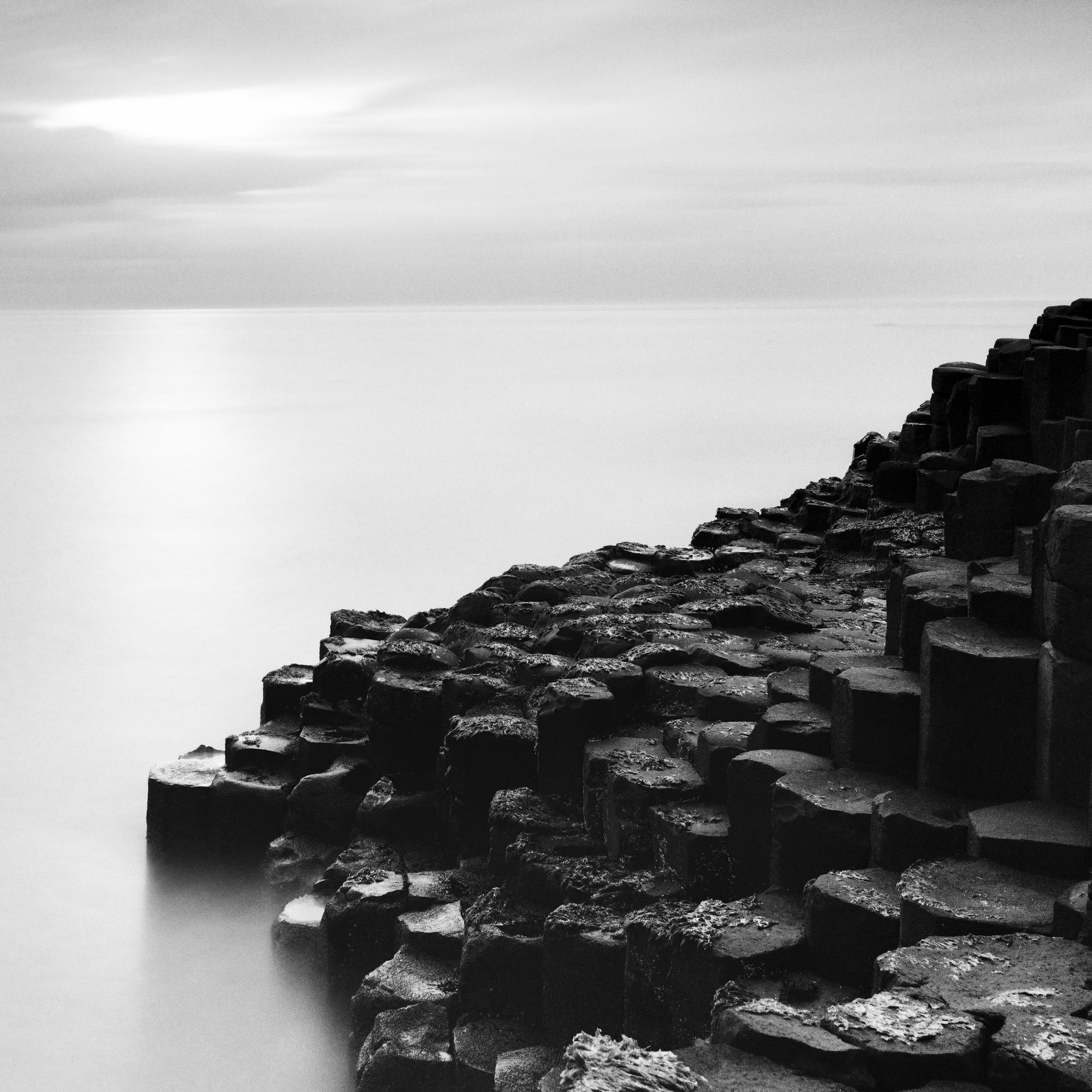 Giants Causeway, irische Küste, Irland, Schwarz-Weiß-Landschaftsdruck im Angebot 3