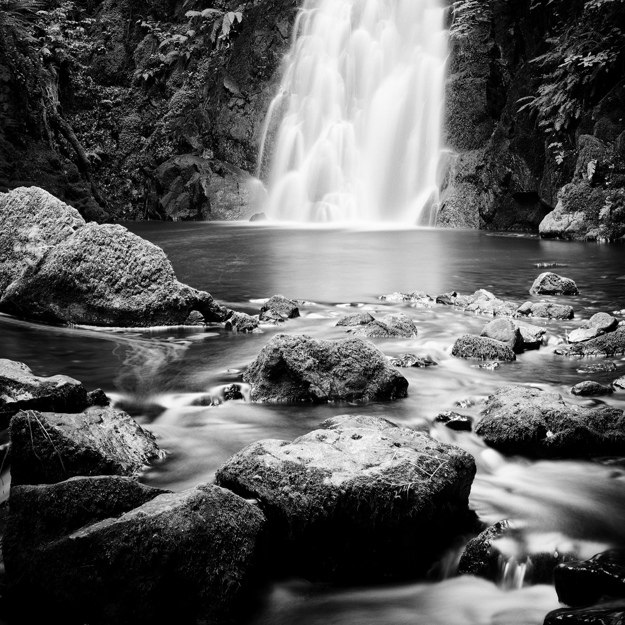 Glenoe Waterfall, Irlande, photographie noir et blanc, édition limitée, paysage en vente 6
