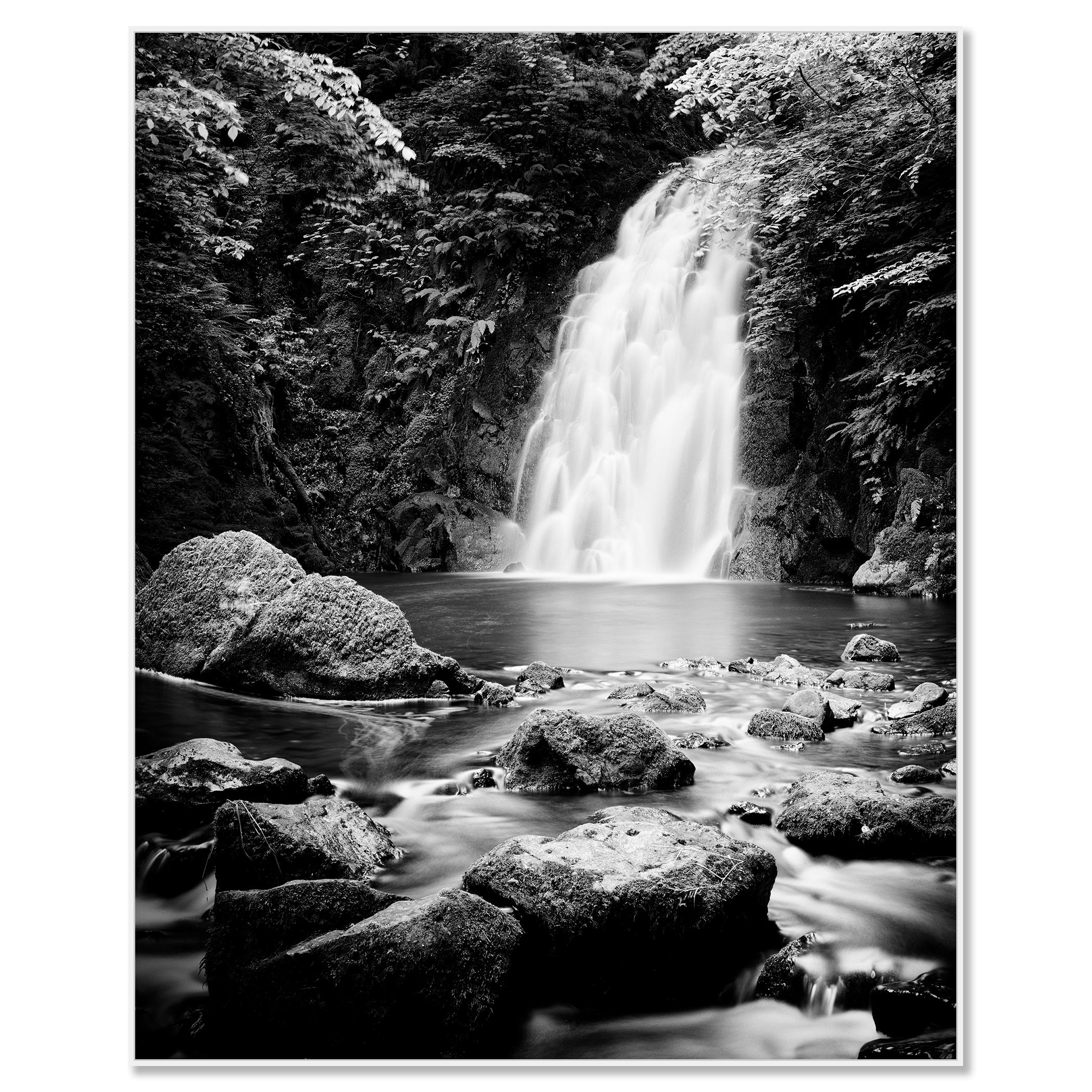 Glenoe Waterfall, Irlande, photographie noir et blanc, édition limitée, paysage - Photograph de Gerald Berghammer