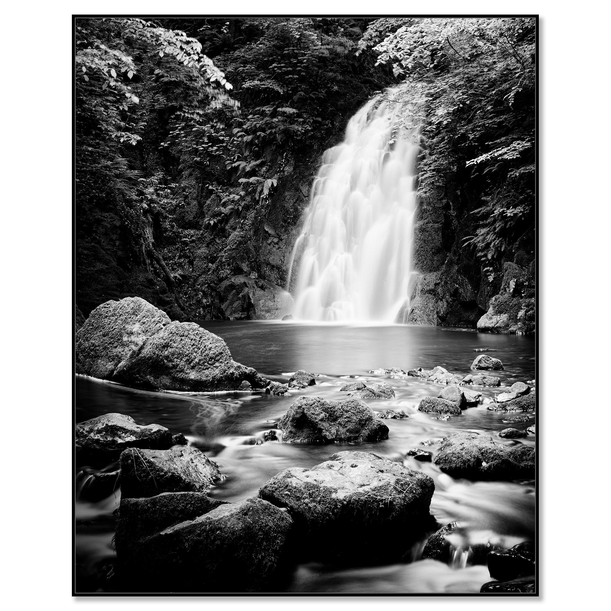 Glenoe Waterfall, Irlande, photographie noir et blanc, édition limitée, paysage - Contemporain Photograph par Gerald Berghammer