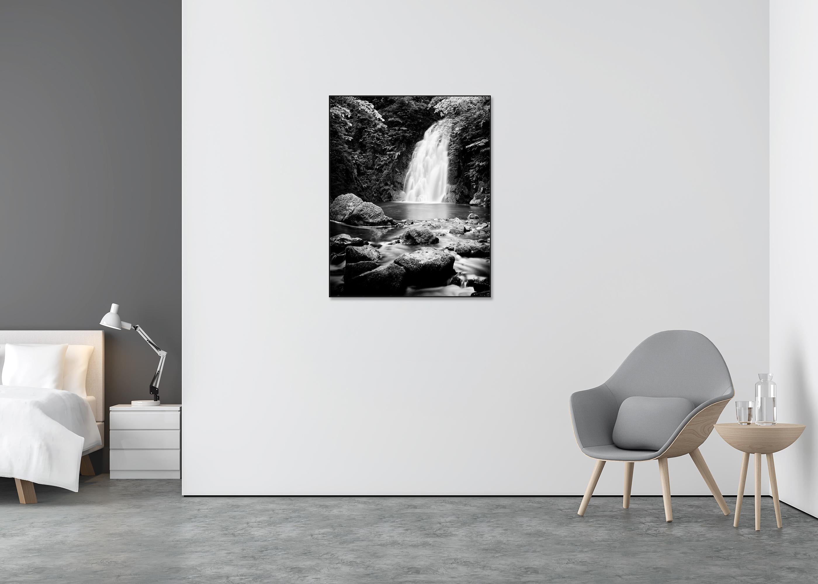 Glenoe Waterfall, Irlande, photographie noir et blanc, édition limitée, paysage - Noir Black and White Photograph par Gerald Berghammer