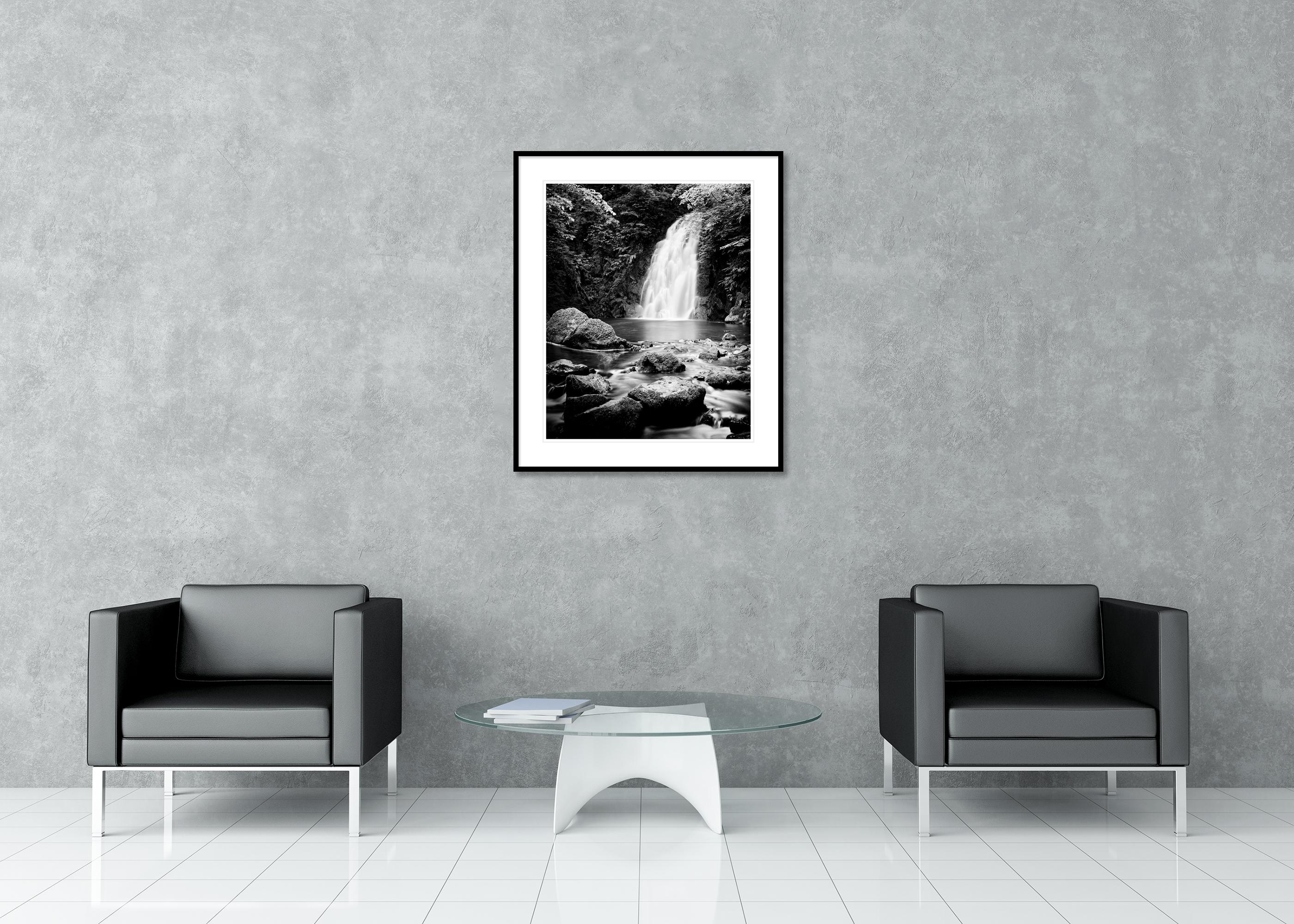 Glenoe Waterfall, Irlande, photographie noir et blanc, édition limitée, paysage en vente 2