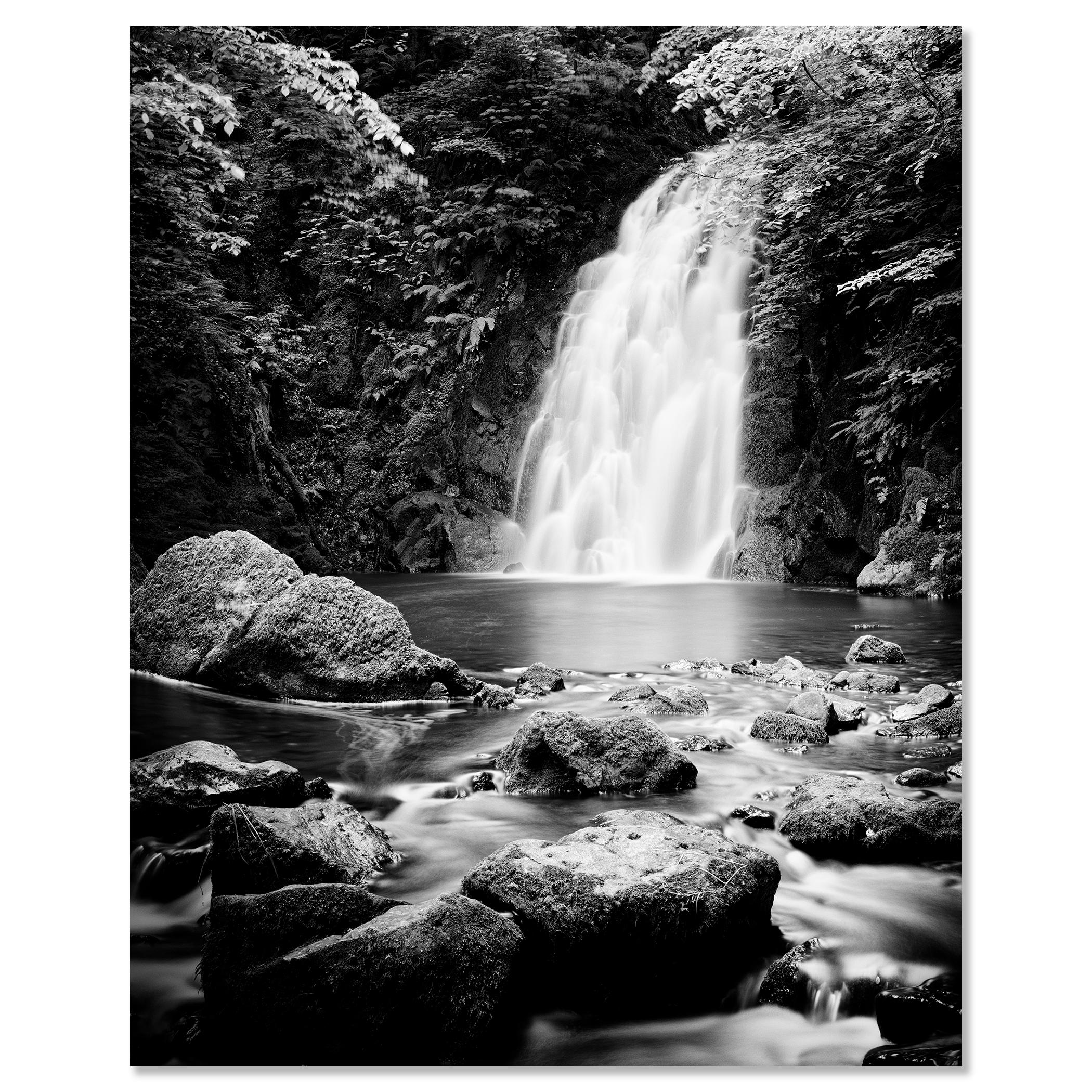 Glenoe Waterfall, Irlande, photographie noir et blanc, édition limitée, paysage en vente 3