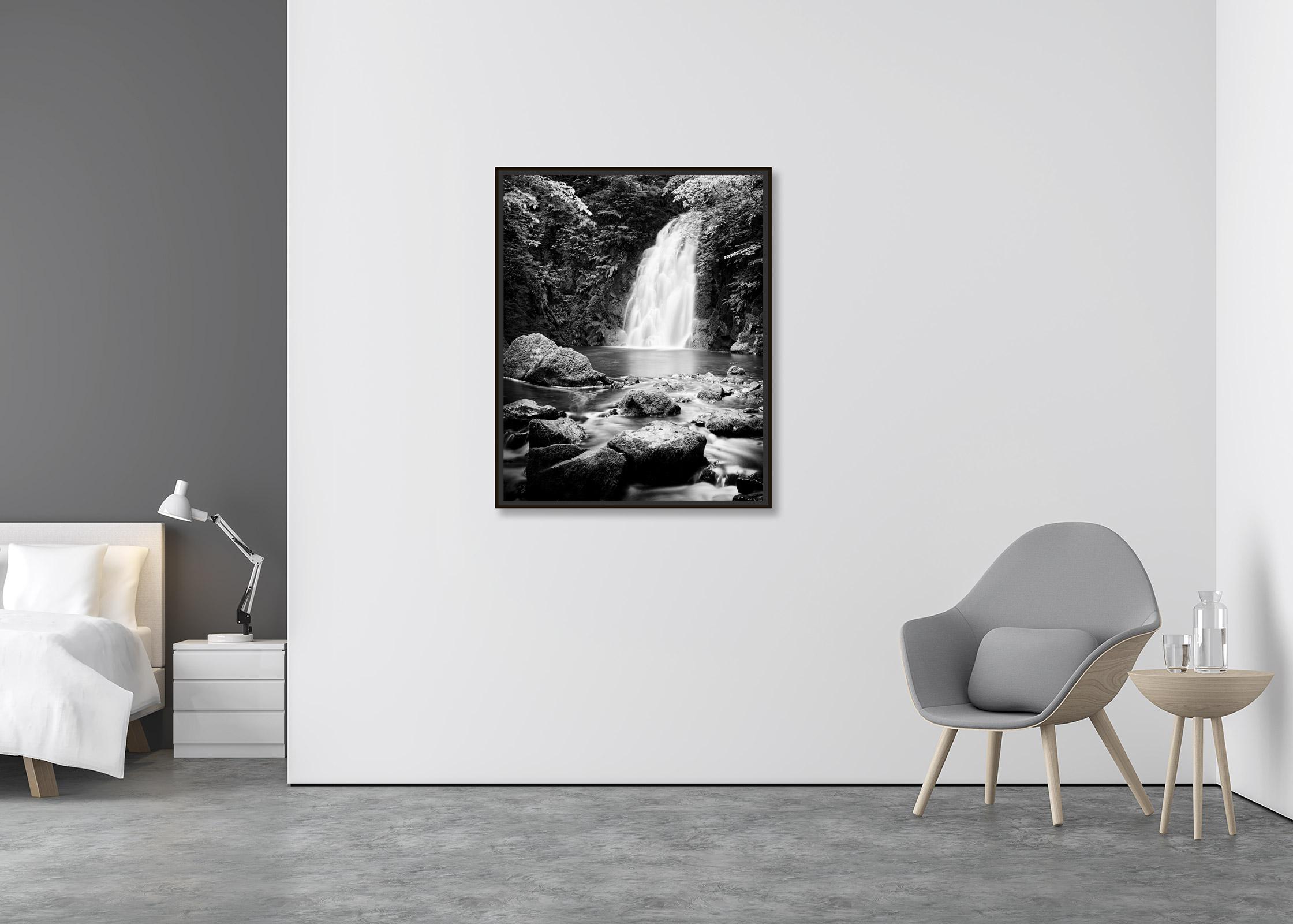 Glenoe Wasserfall Irland Schwarz-Weiß-Wasserlandschafts-Fotografie (Zeitgenössisch), Photograph, von Gerald Berghammer