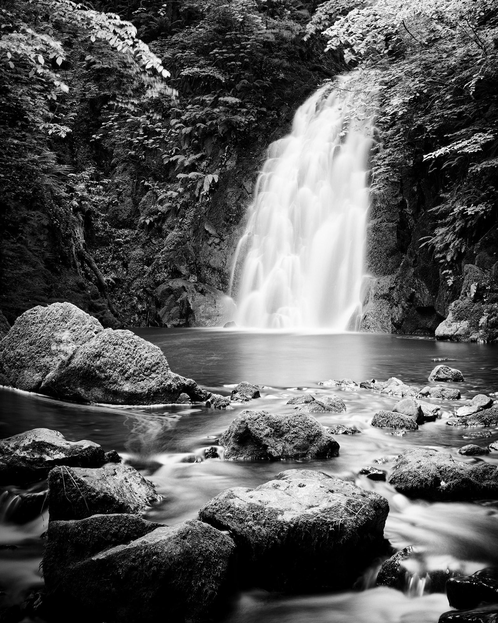 Gerald Berghammer Black and White Photograph – Glenoe Wasserfall Irland Schwarz-Weiß-Wasserlandschafts-Fotografie